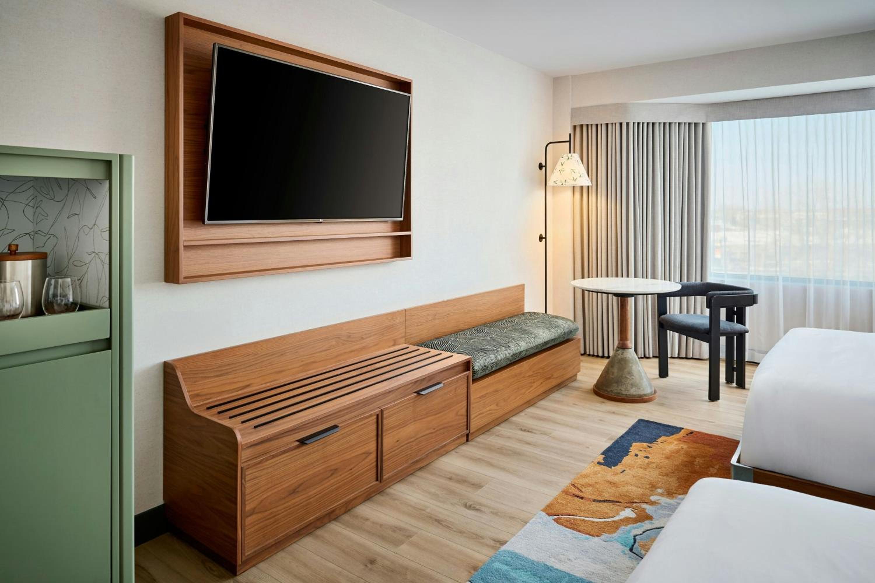 Queen Room with Two Queen Beds and Bath Tub - Photo 1