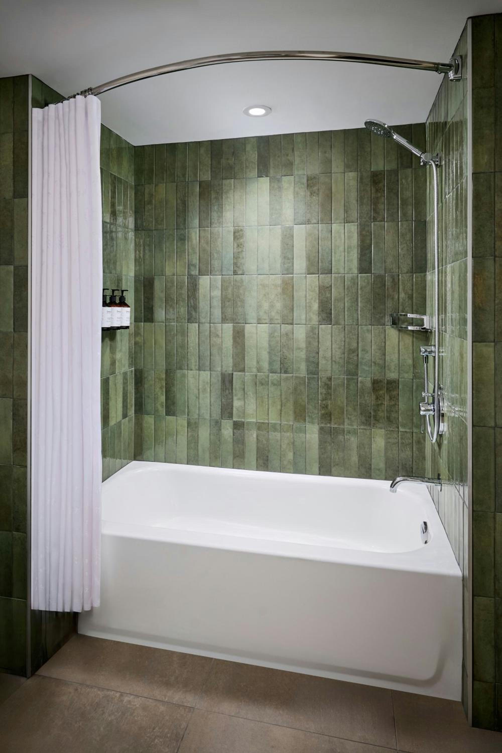 Queen Room with Two Queen Beds and Shower - Photo 5