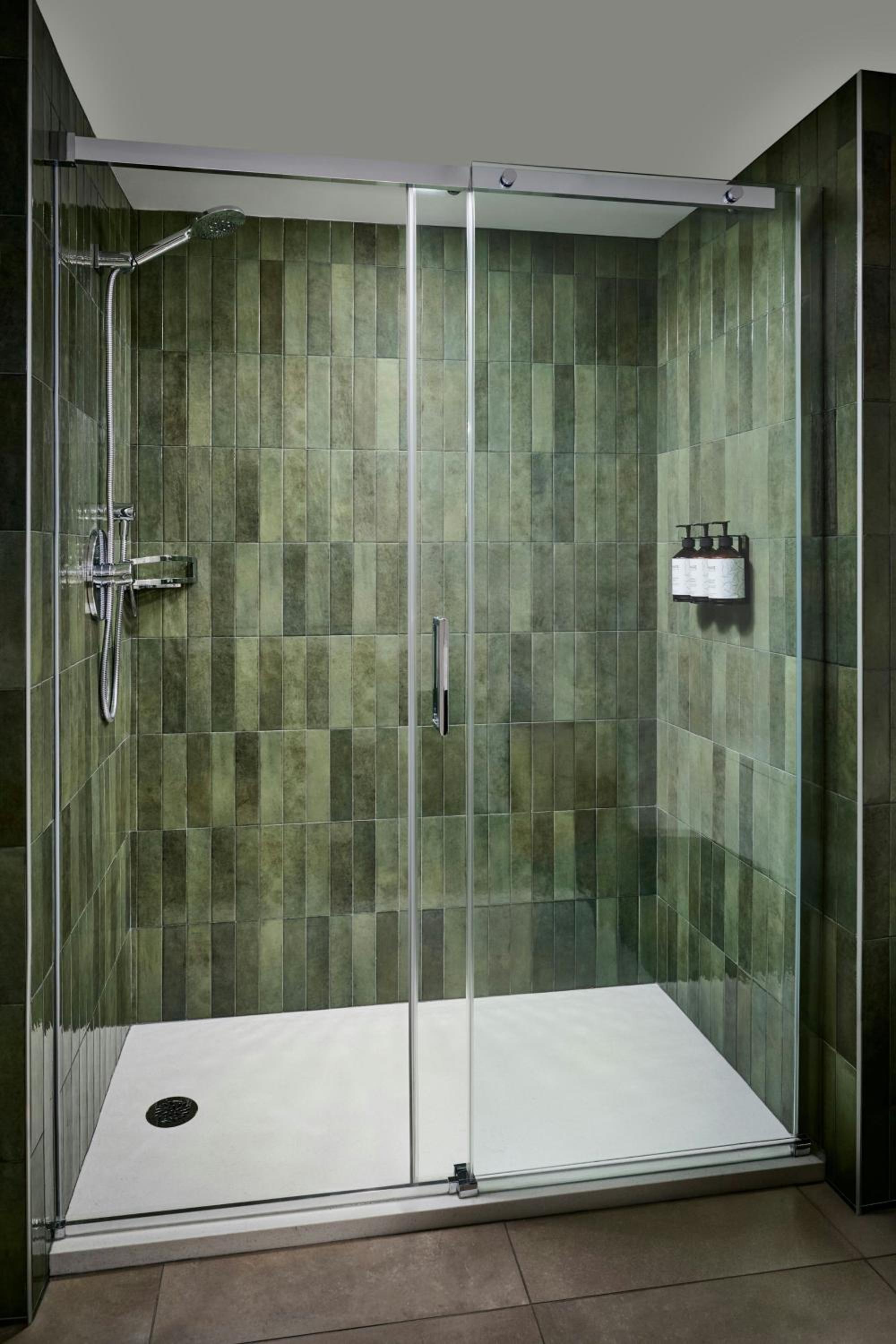 Queen Room with Two Queen Beds and Bath Tub - Photo 2