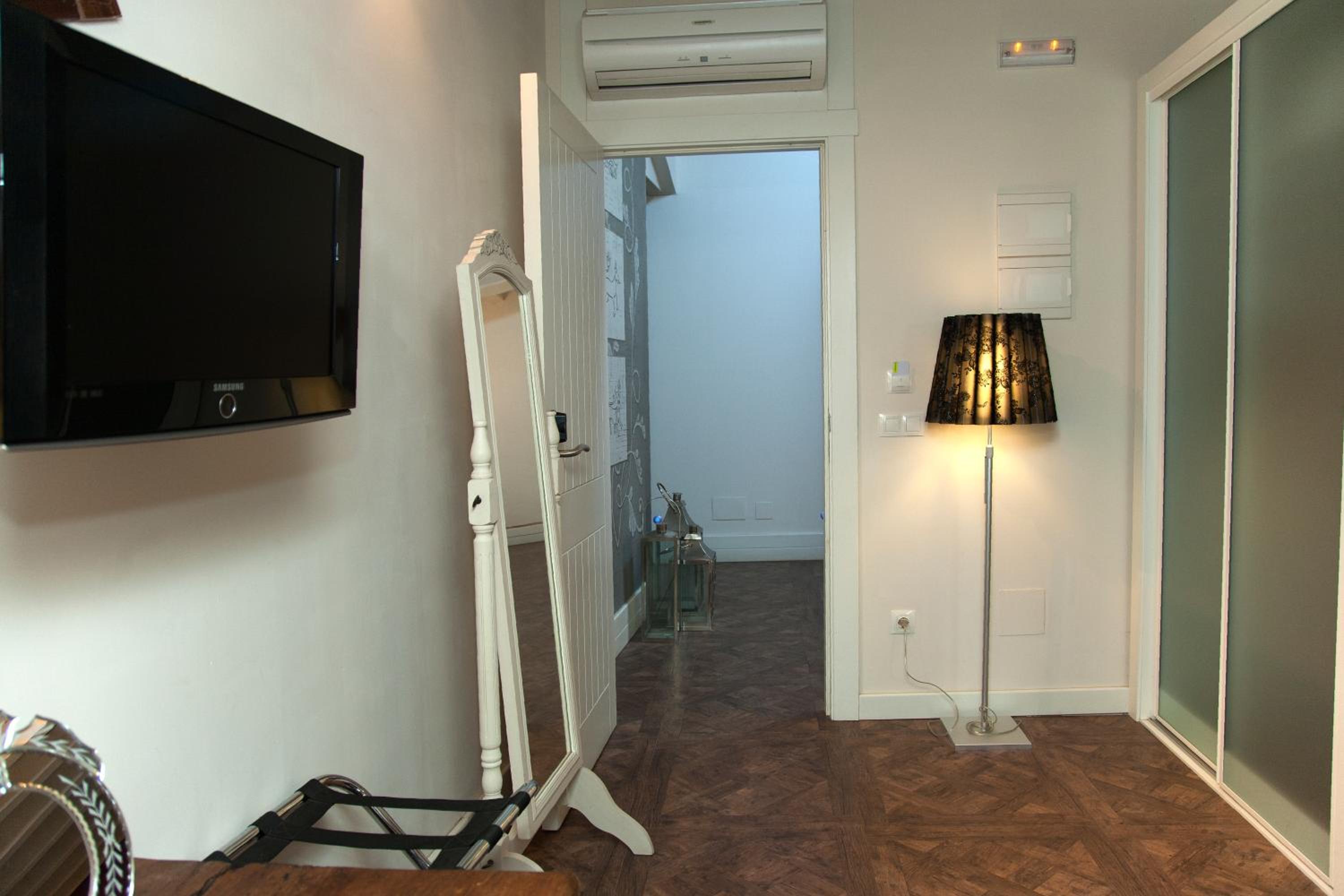 Double Room - Photo 8