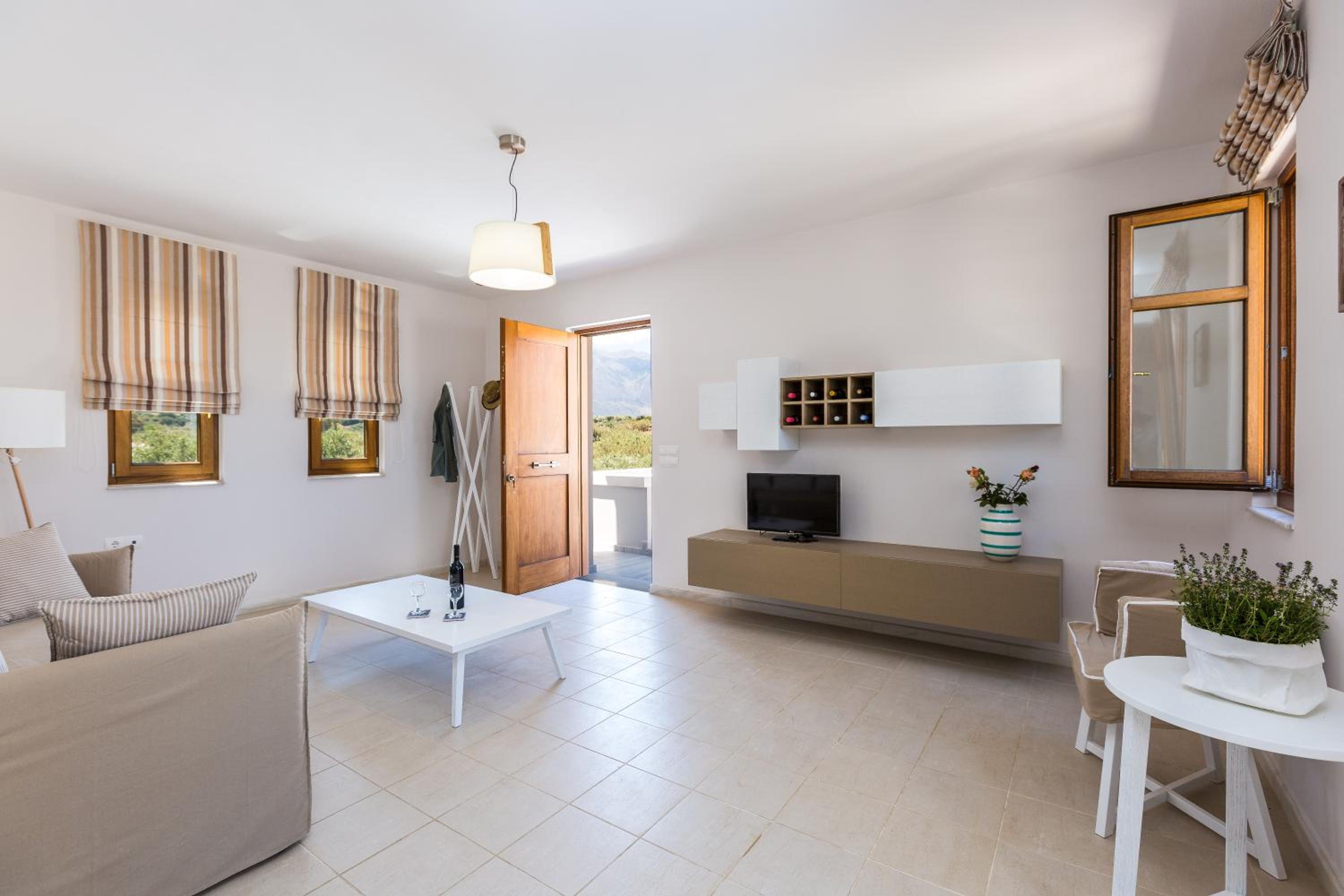 Superior Apartment with Terrace and Balcony - Olive Grove and Mountain View