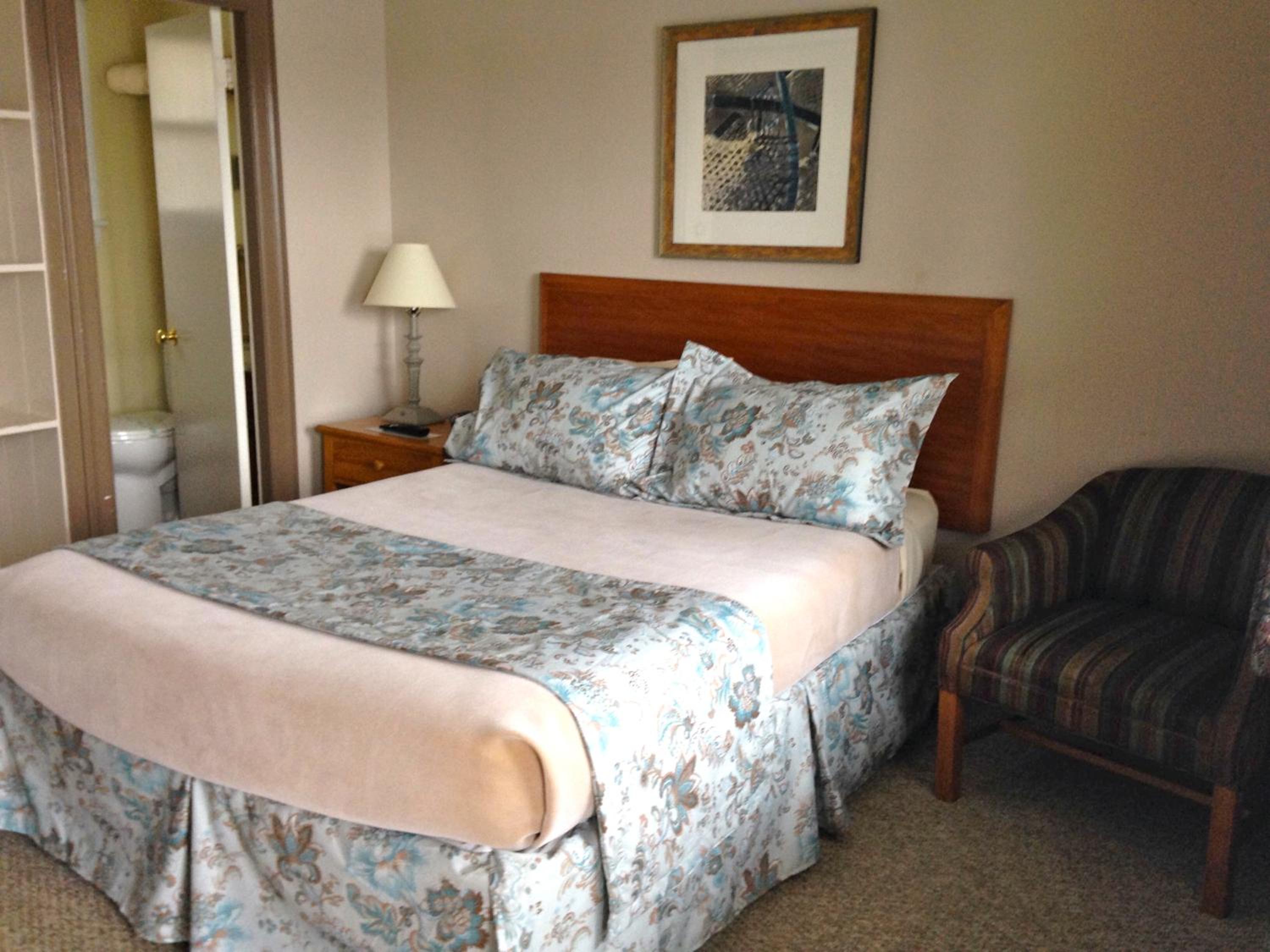 Queen Room photo 2