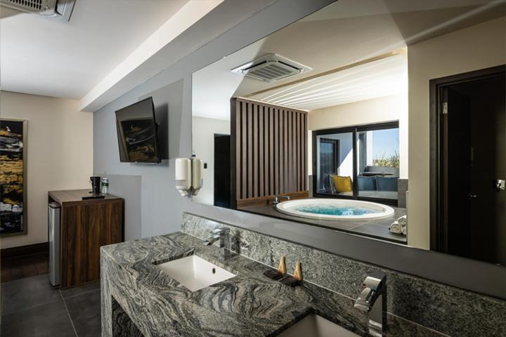 King Suite with Balcony photo 2