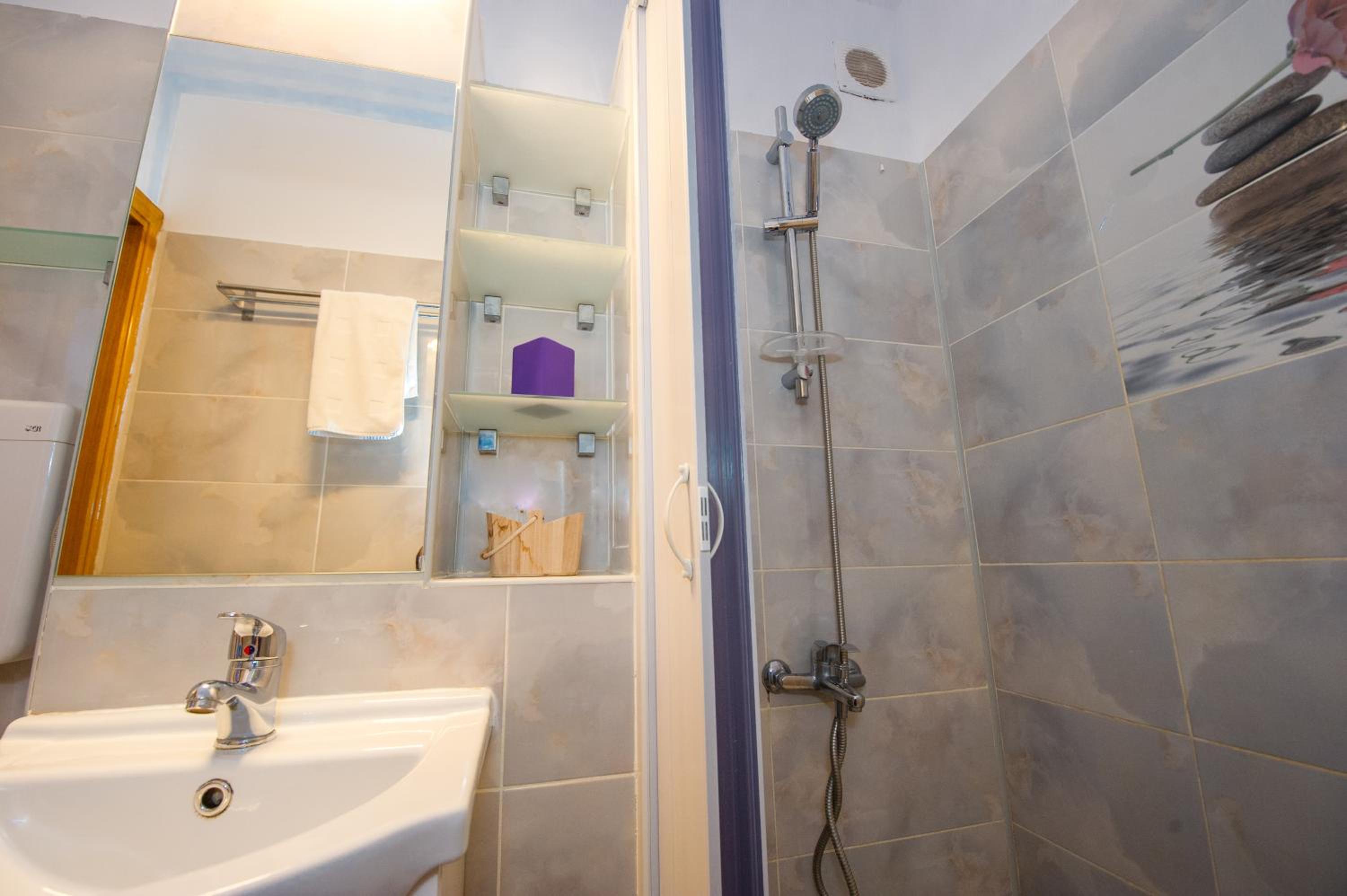 Studio Apartment - Photo 21