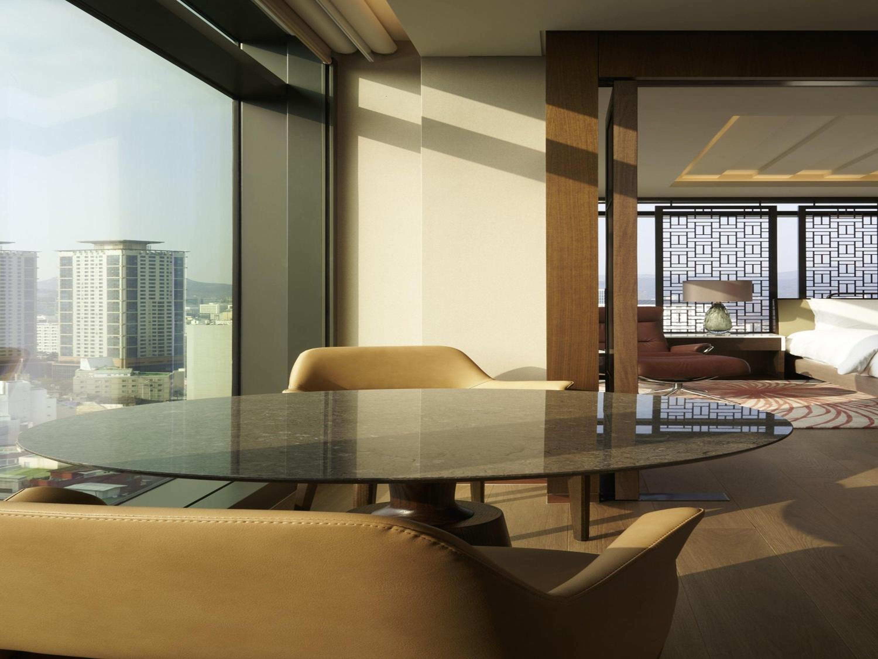 One-Bedroom Ambassador King Suite