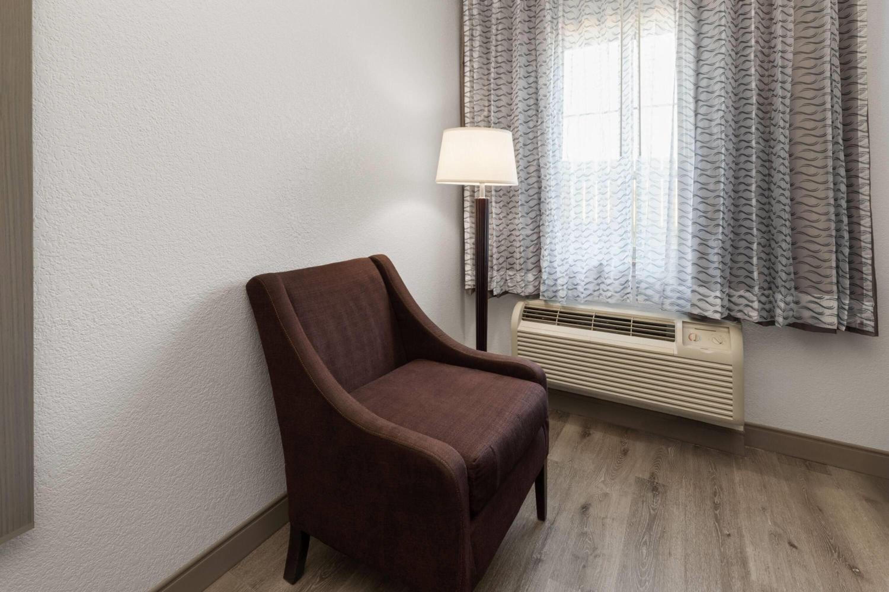 Koninginnenkamer met twee queensize bedden en inloopdouche - Toegankelijk voor mindervaliden/gehoorlbeperking - Rookvrij photo 1
