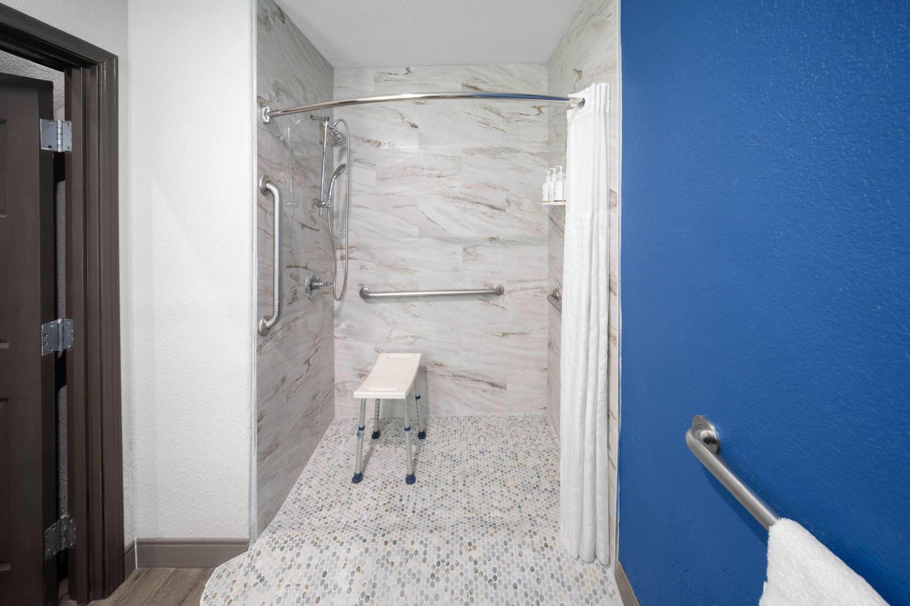 Koninginnenkamer met twee queensize bedden en inloopdouche - Toegankelijk voor mindervaliden/gehoorlbeperking - Rookvrij photo 3