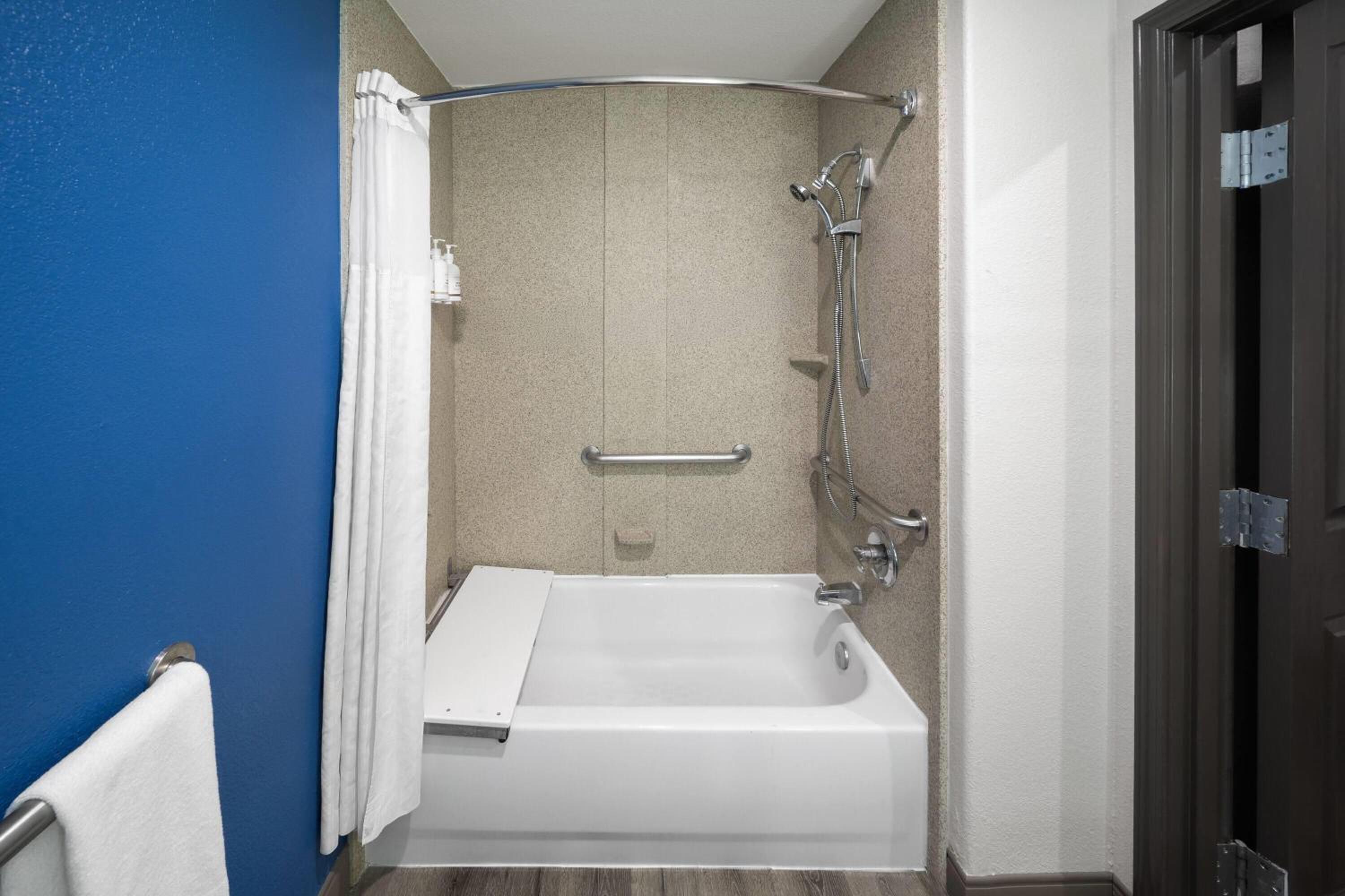 Luxe Kamer met Kingsize Bed en Badkuip - Toegankelijk voor mindervaliden/hoorbare beperking - Rookvrij photo 3