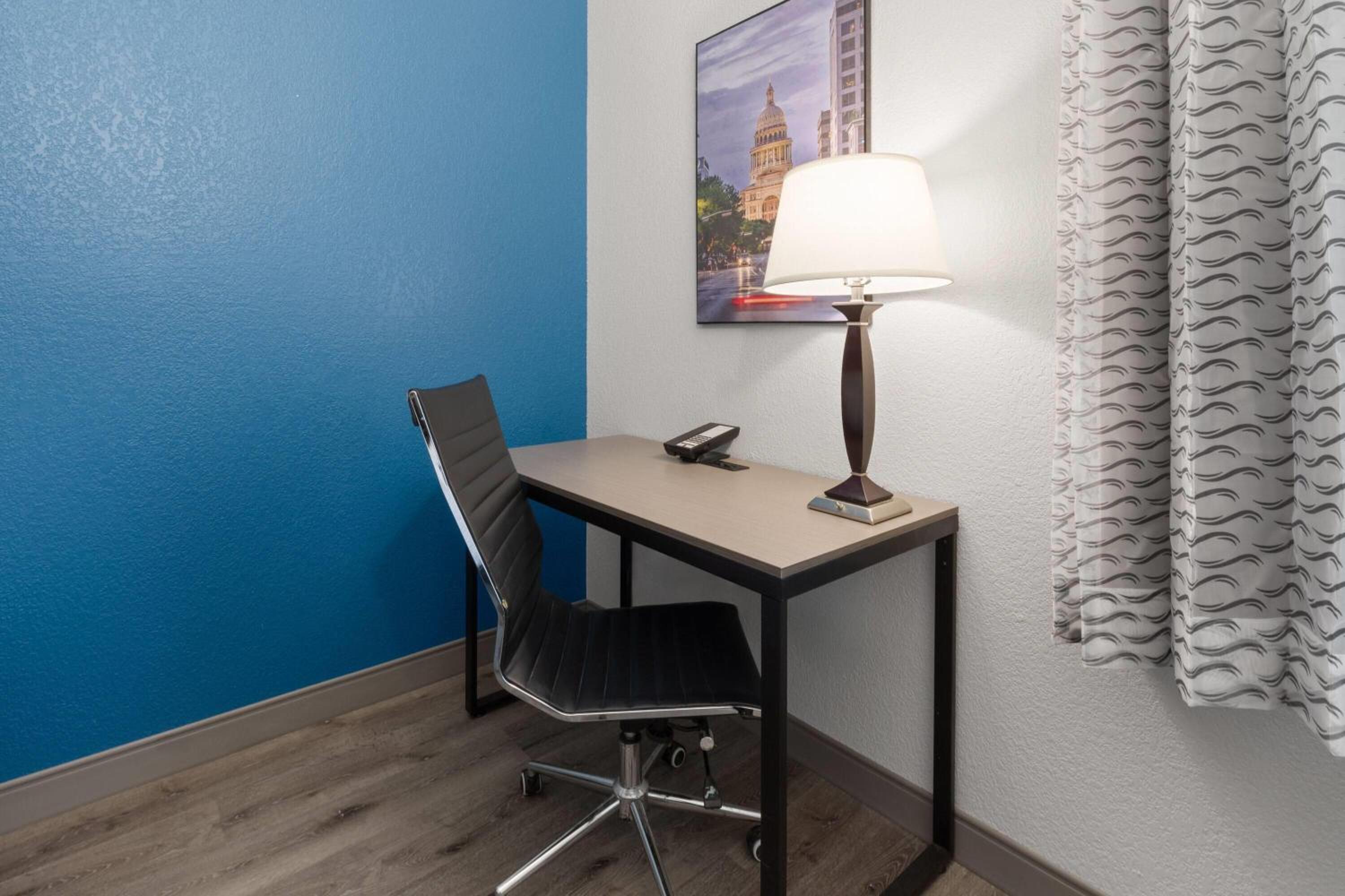 Luxe Kamer met Kingsize Bed en Badkuip - Toegankelijk voor mindervaliden/hoorbare beperking - Rookvrij photo 2
