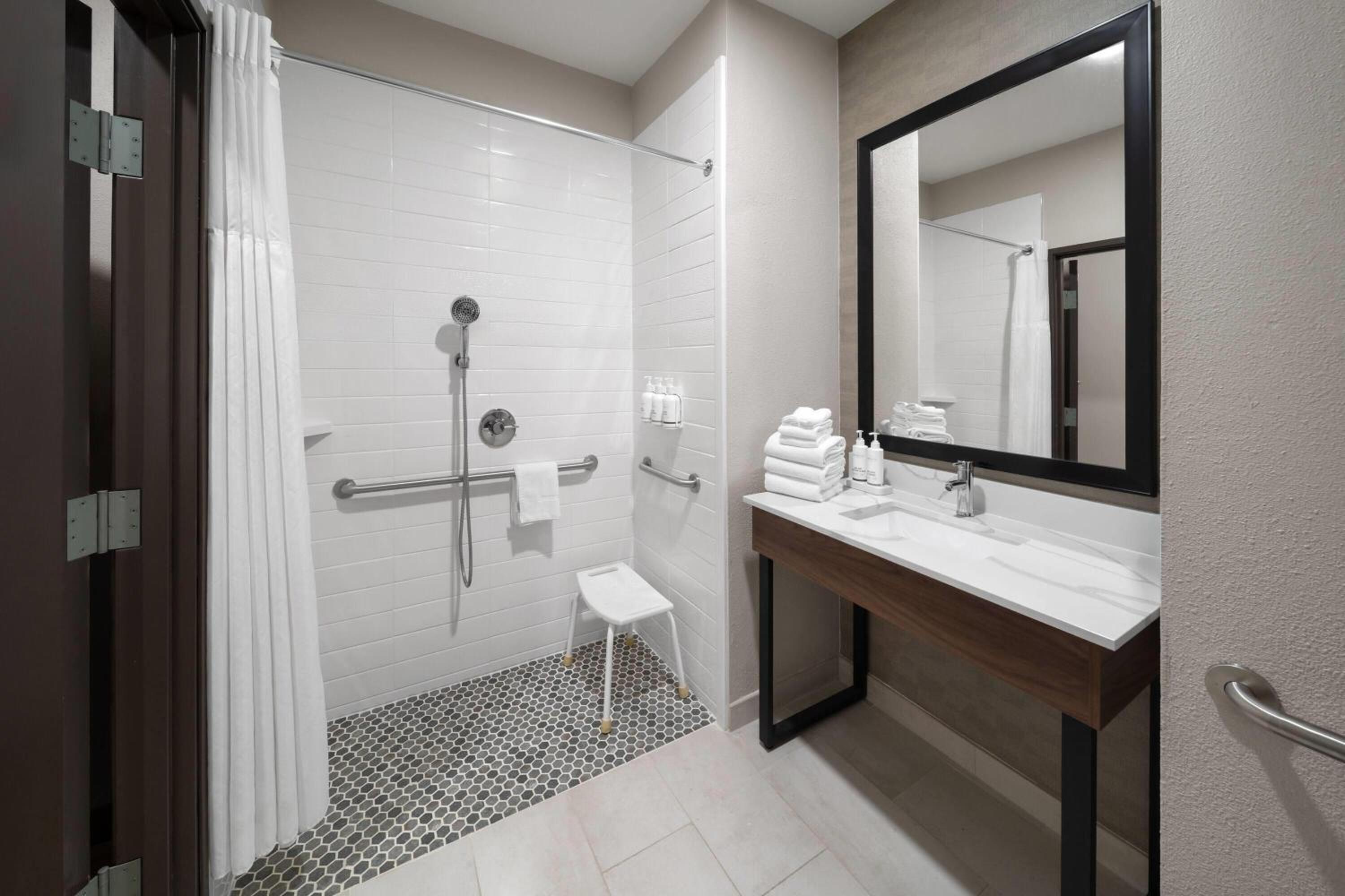 Double Room with Two Double Beds and Roll-In Shower - Mobility Accessible/Non-Smoking - Photo 1