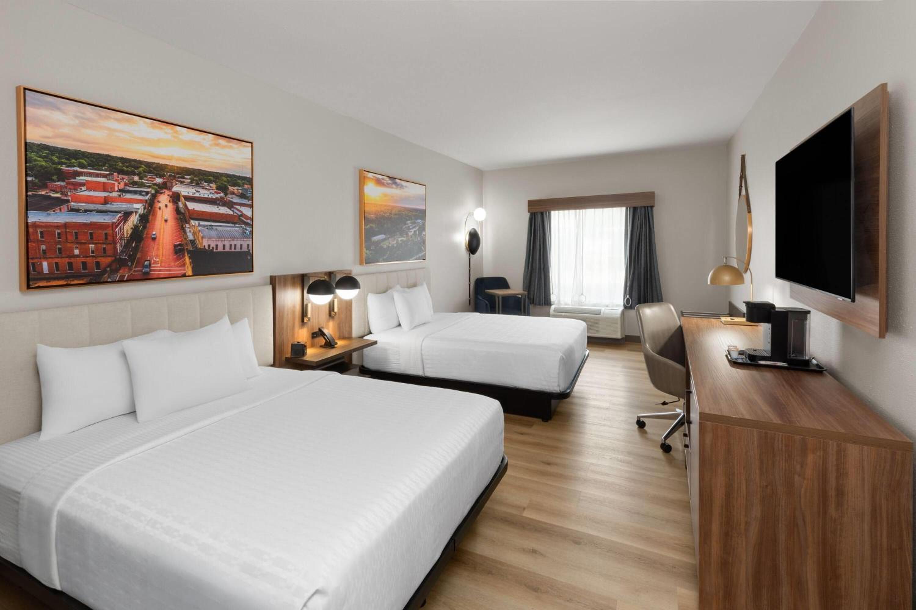 Double Room with Two Double Beds and Roll-In Shower - Mobility Accessible/Non-Smoking - Photo 2