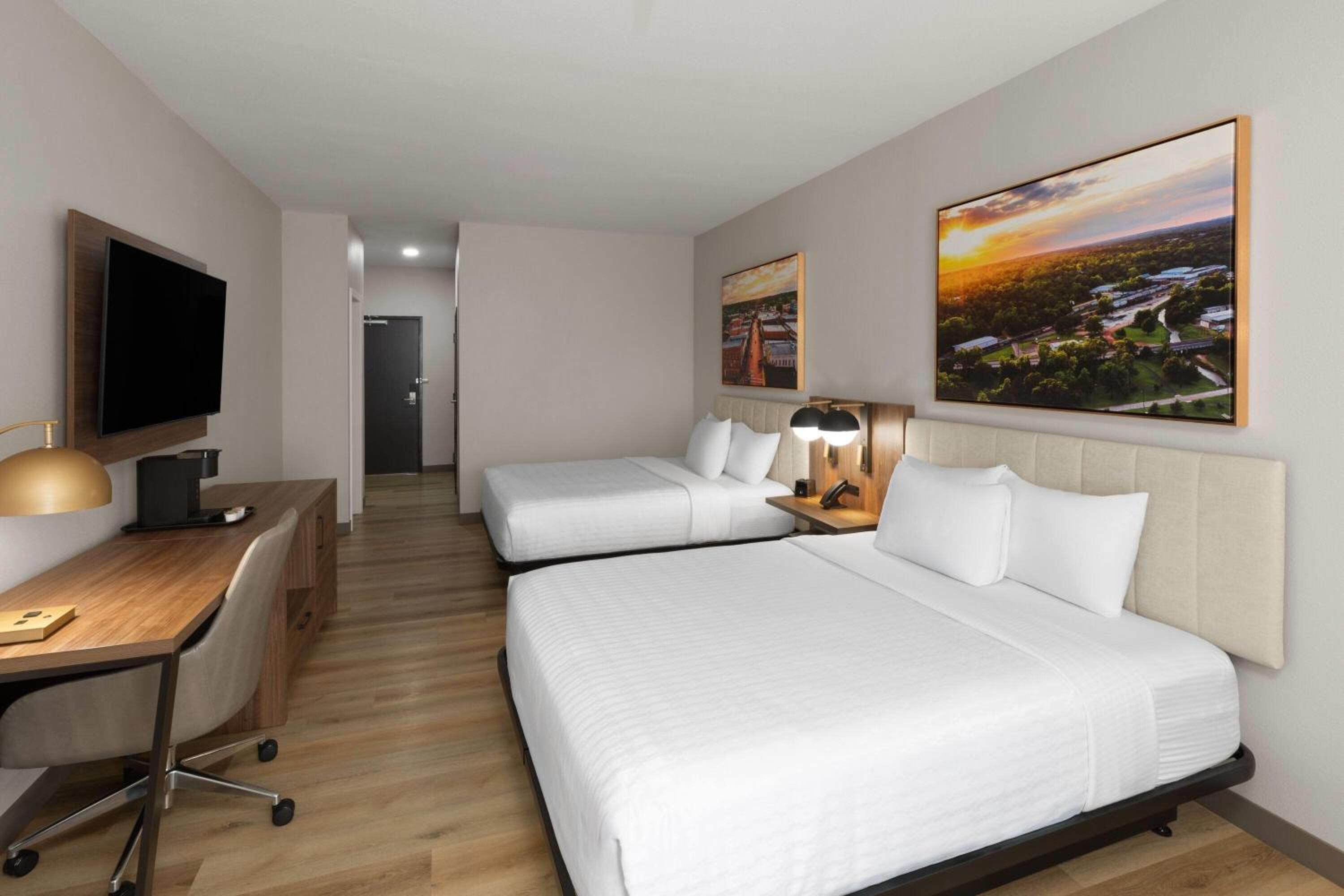 Double Room with Two Double Beds and Roll-In Shower - Mobility Accessible/Non-Smoking - Photo 3