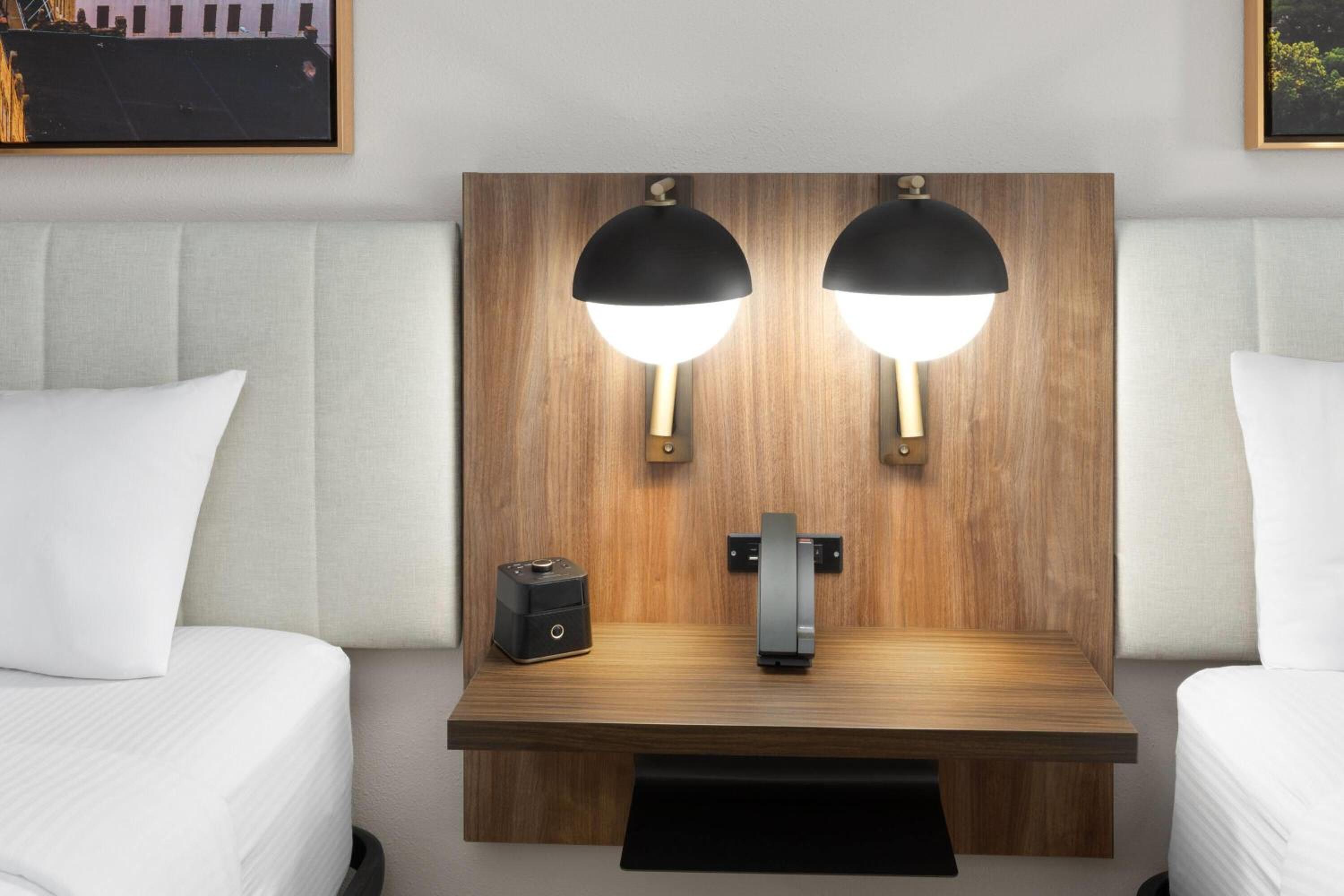 Double Room with Two Double Beds and Roll-In Shower - Mobility Accessible/Non-Smoking - Photo 4