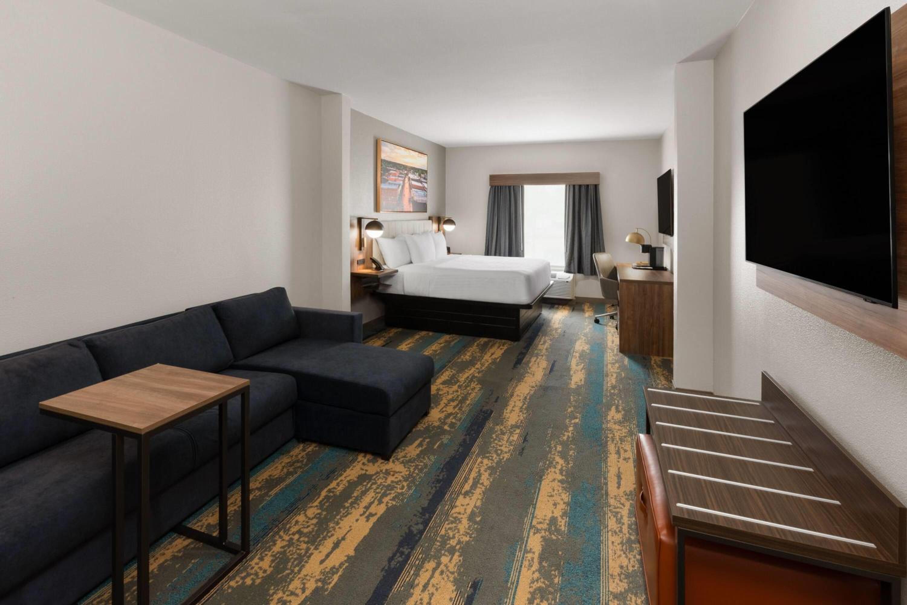 King Suite - Mobility Accessible with Tub with Grab Bars/Non-Smoking photo 3