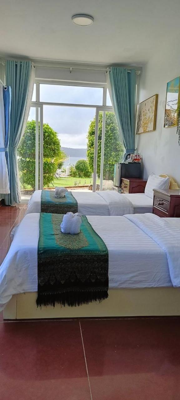 Queen Room with Two Queen Beds photo 2