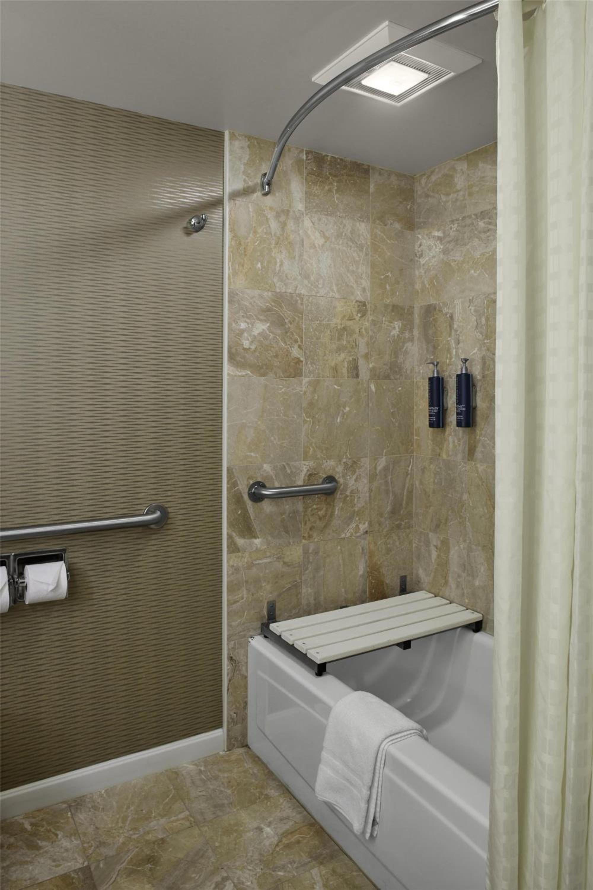 Double Room with Bath Tub - Mobility/Hearing Accessible - Photo 1