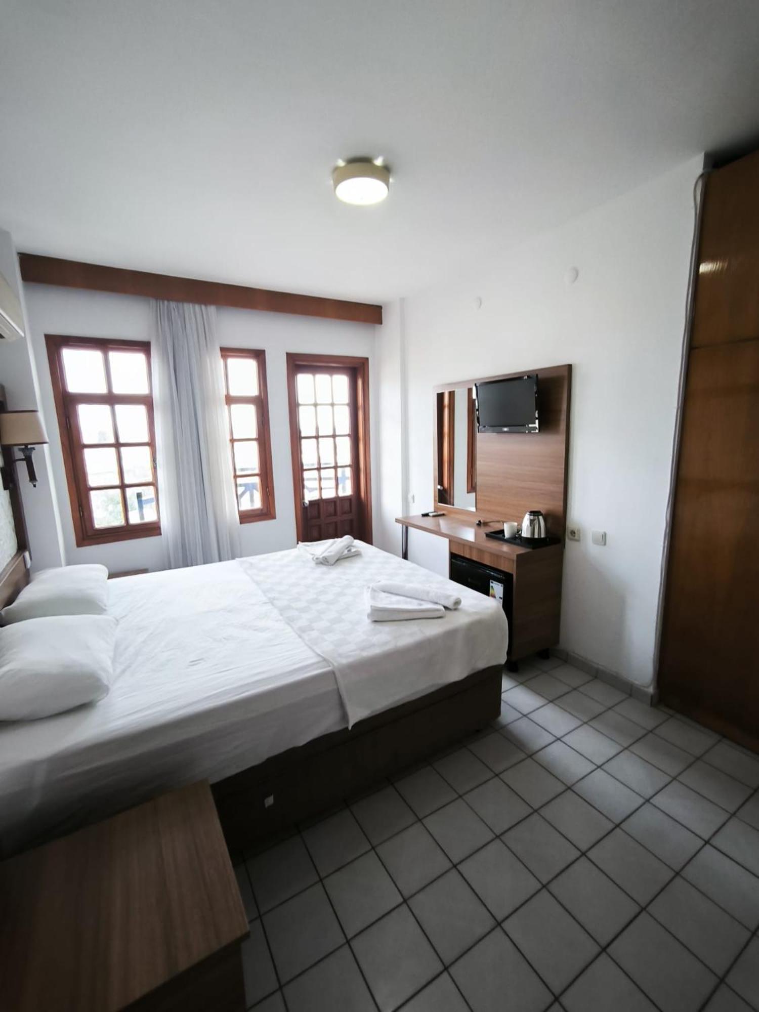 Standard Double or Twin Room photo 3