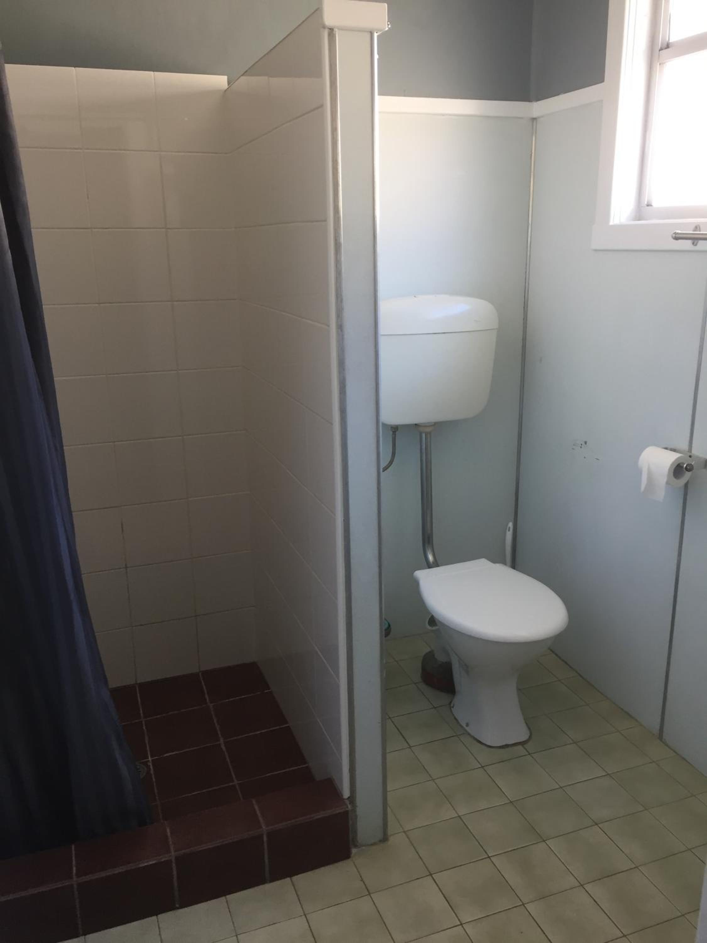 Budget Two-Bedroom Apartment (Pet Friendly) photo 3
