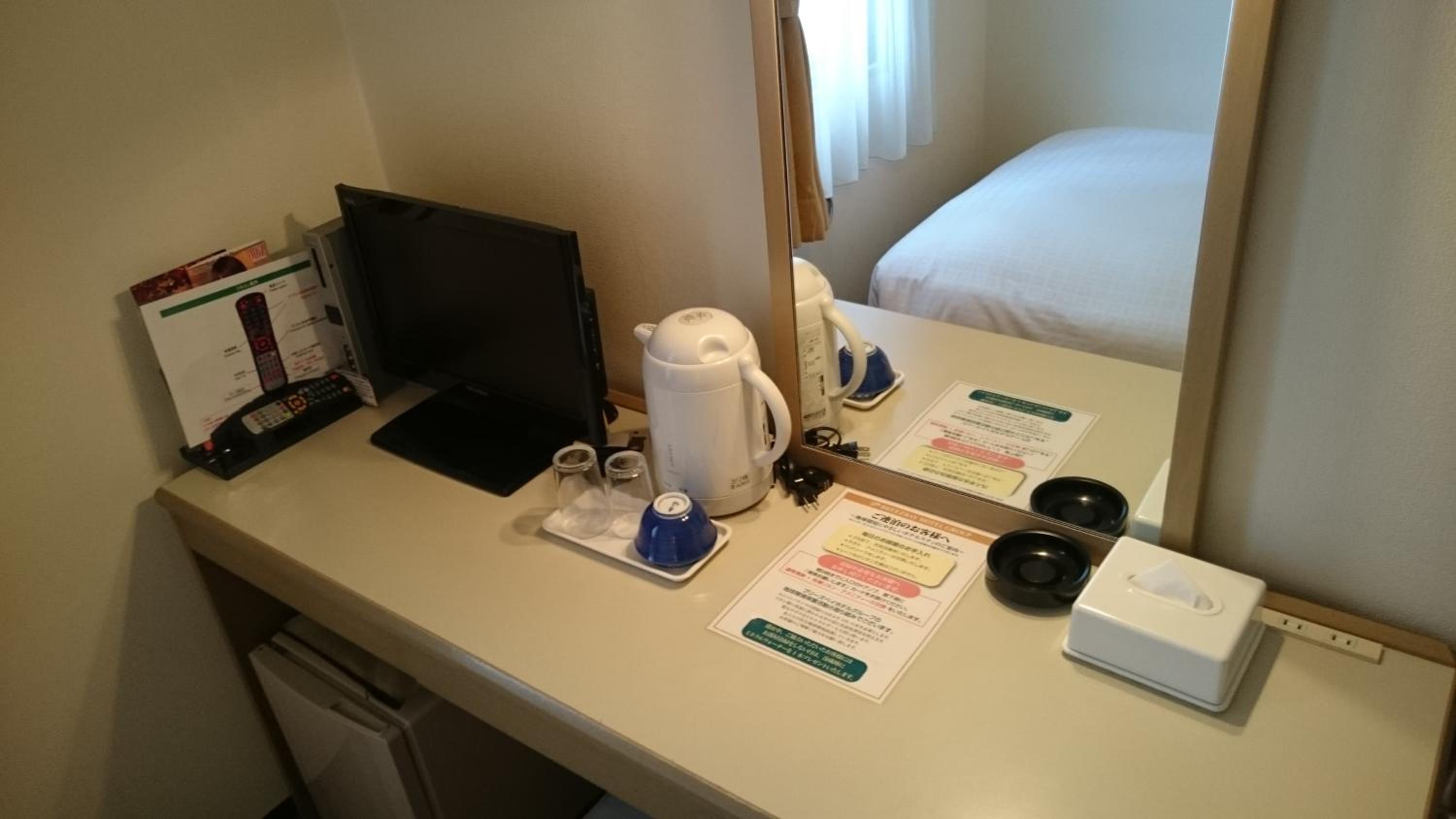 Double Room with Small Double Bed - Smoking photo 2