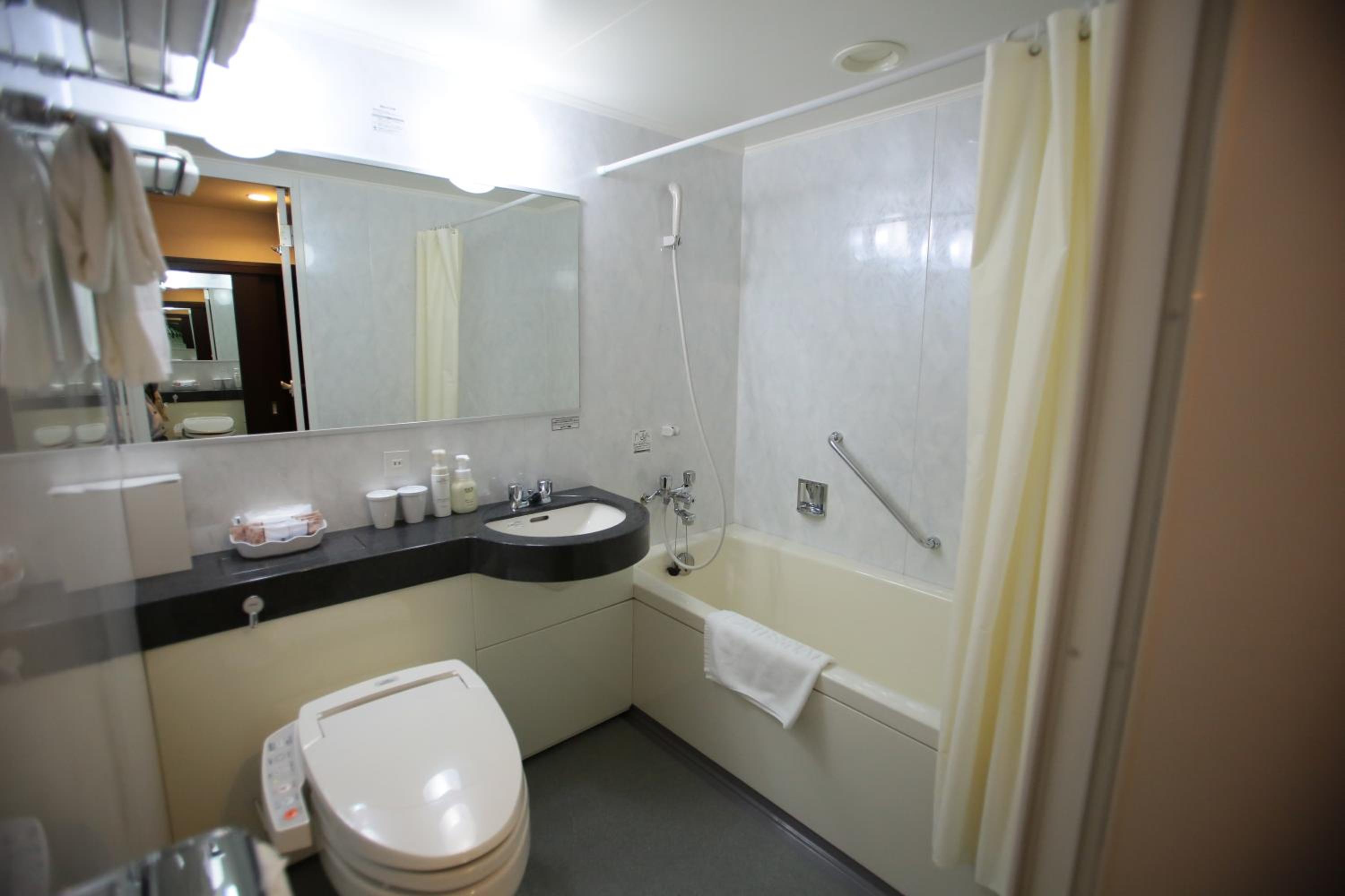 Twin Room - Non-Smoking photo 2