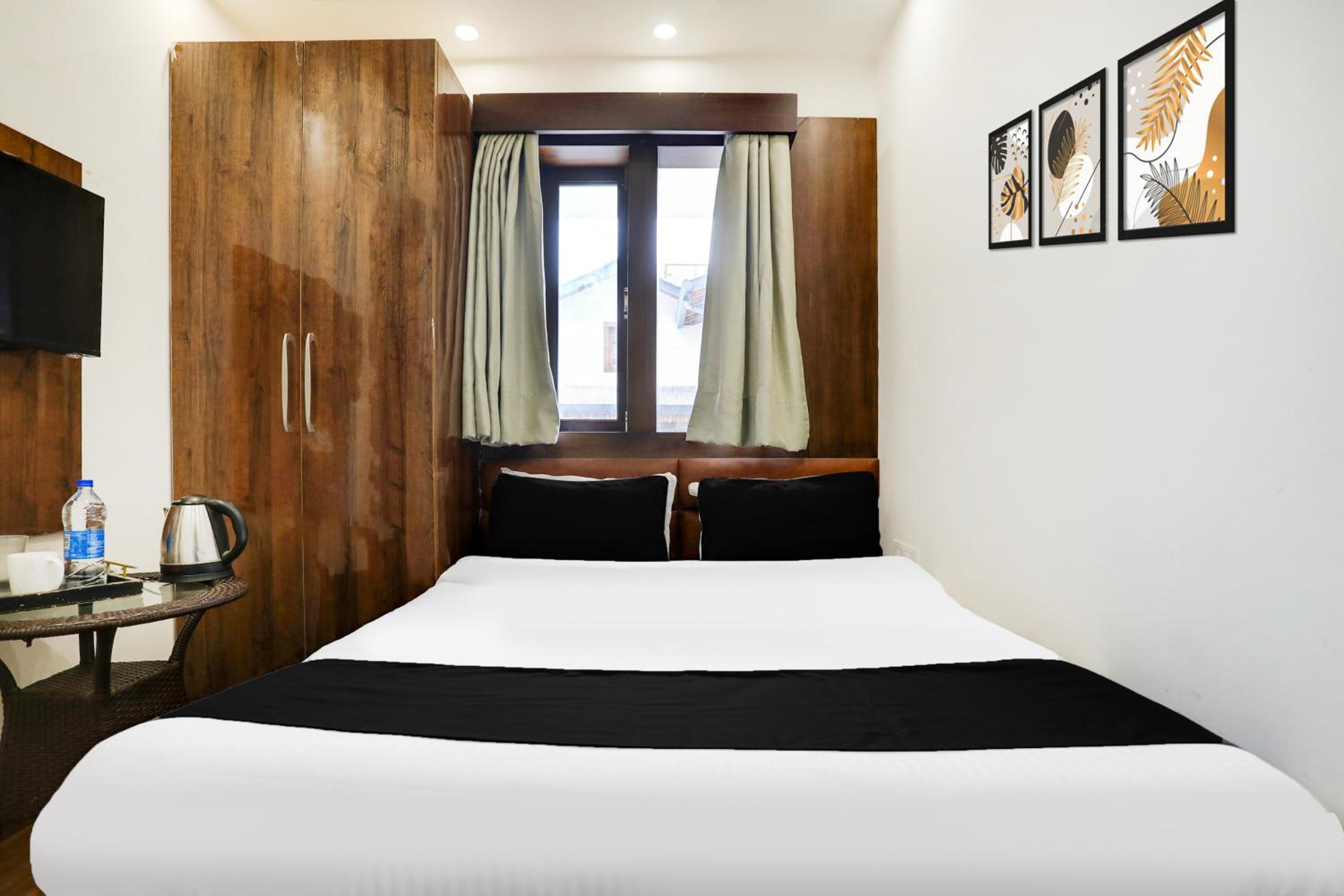 Deluxe Double Room with Balcony photo 2