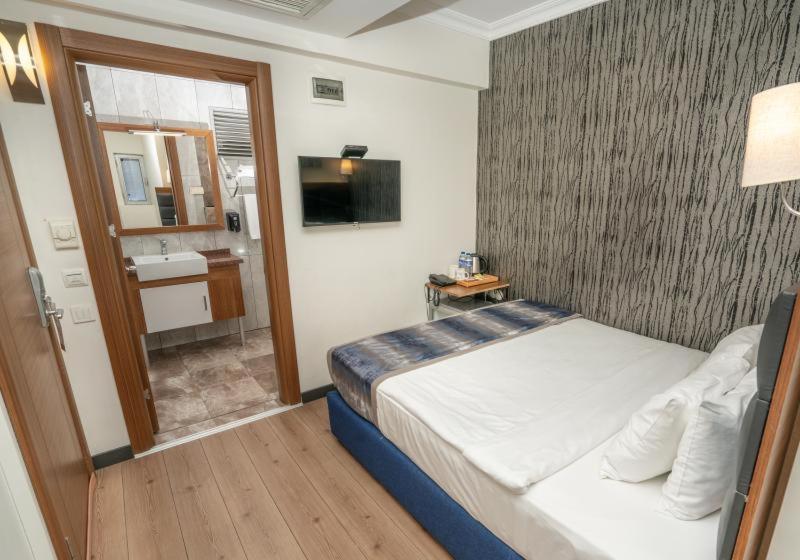 Budget Double Room photo 3