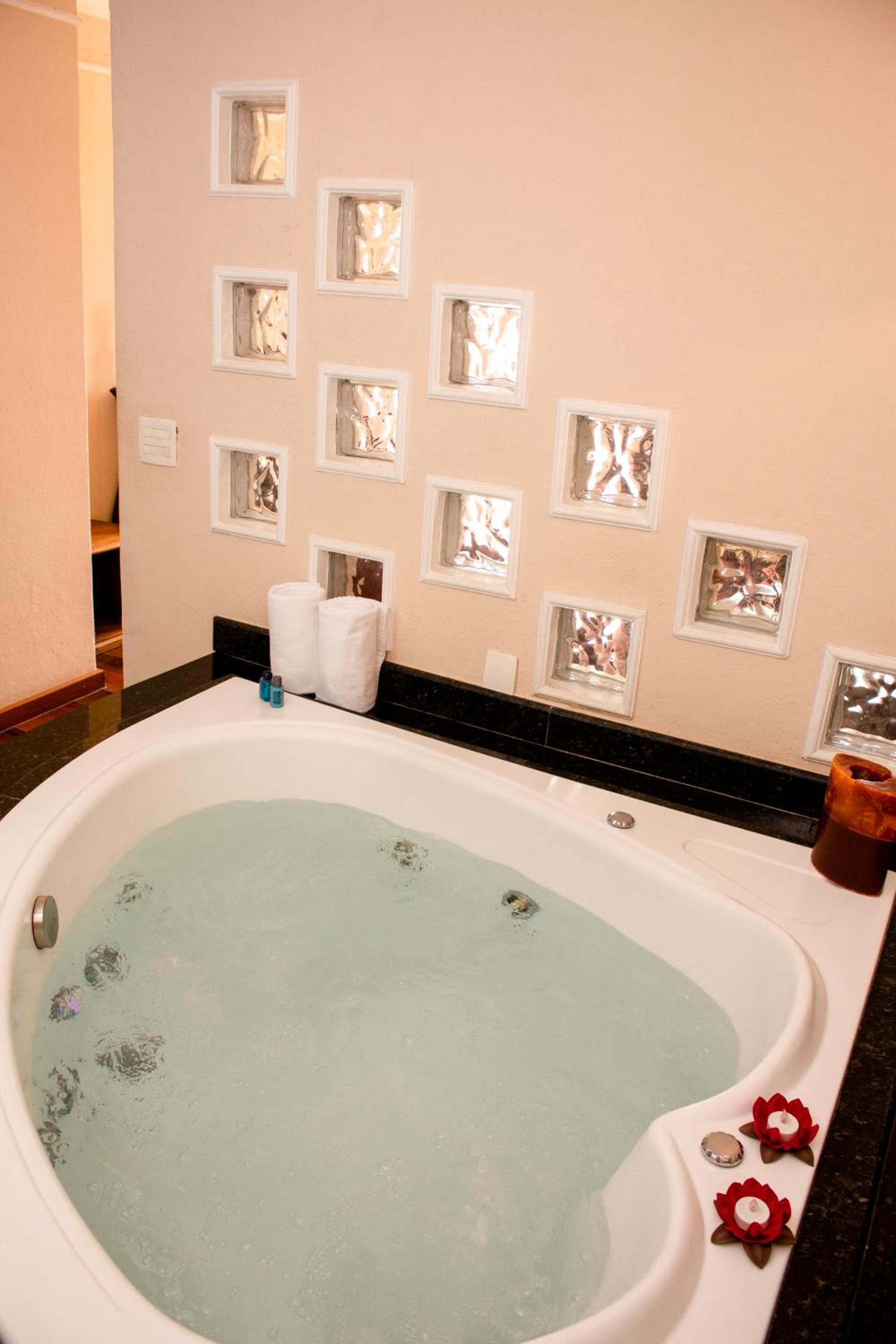 Suite with Hot Tub photo 2