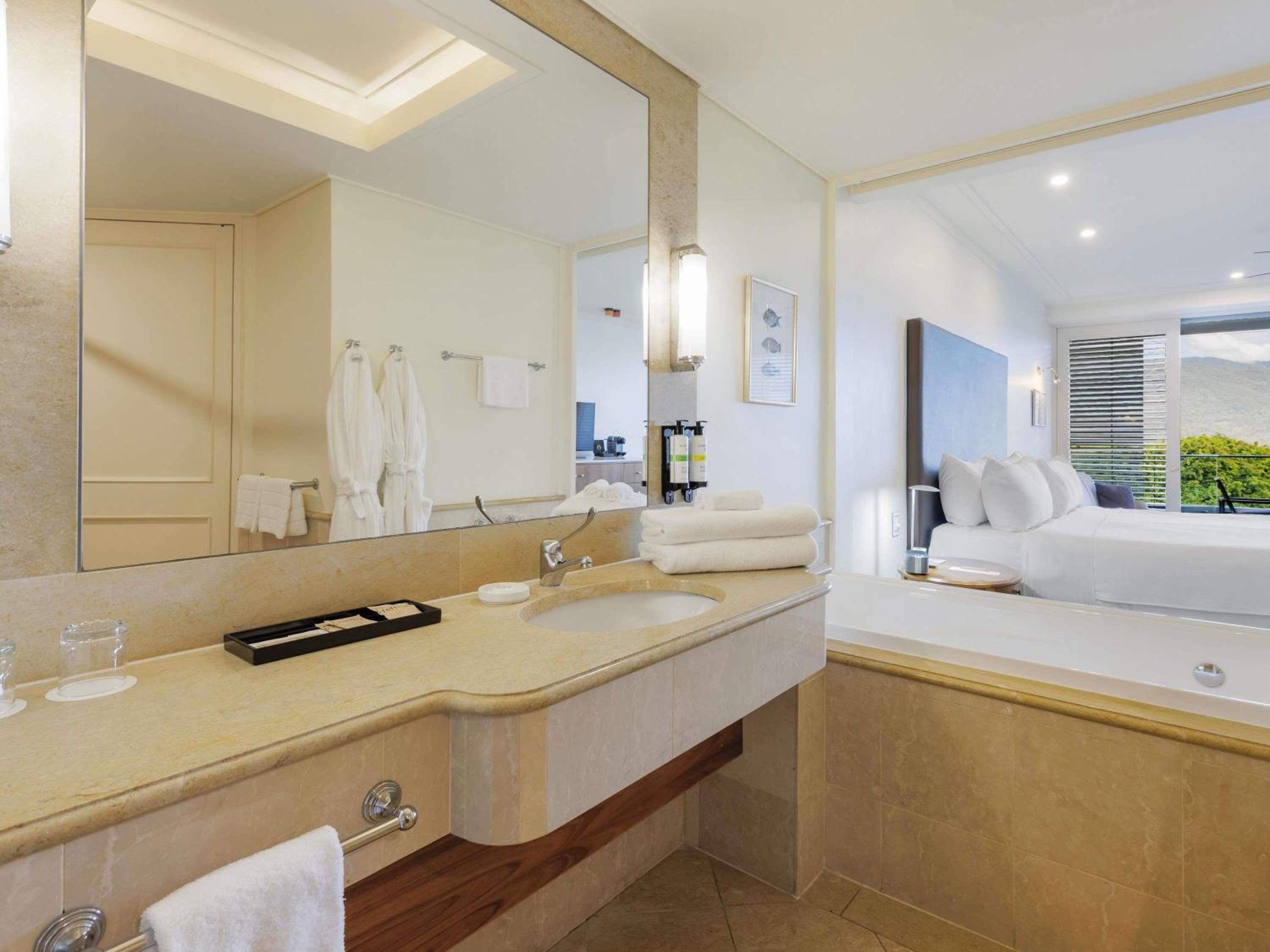 Premium Deluxe King Room - Photo 3