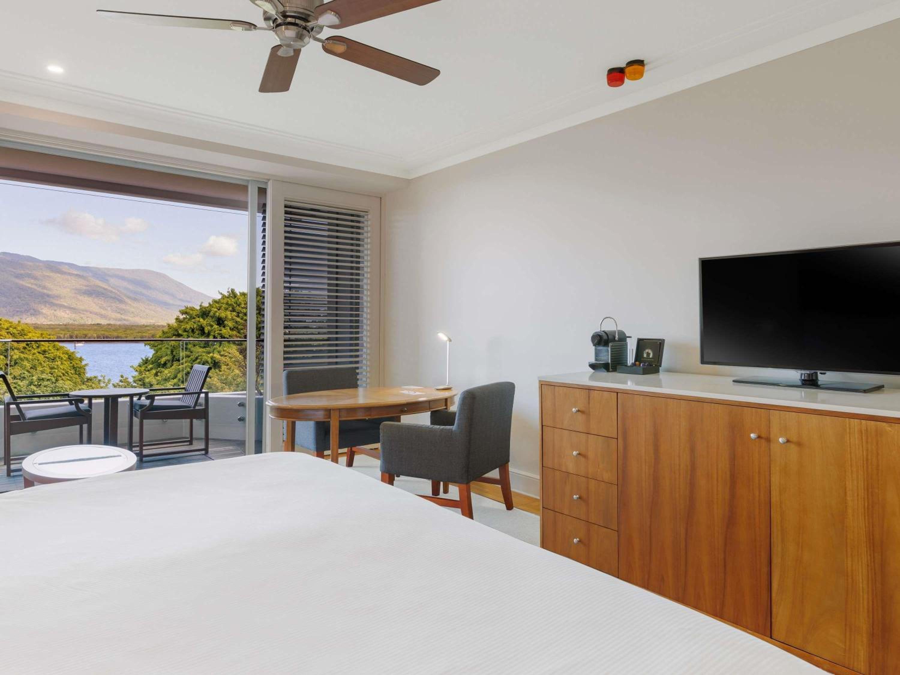 Premium Deluxe King Room - Photo 4