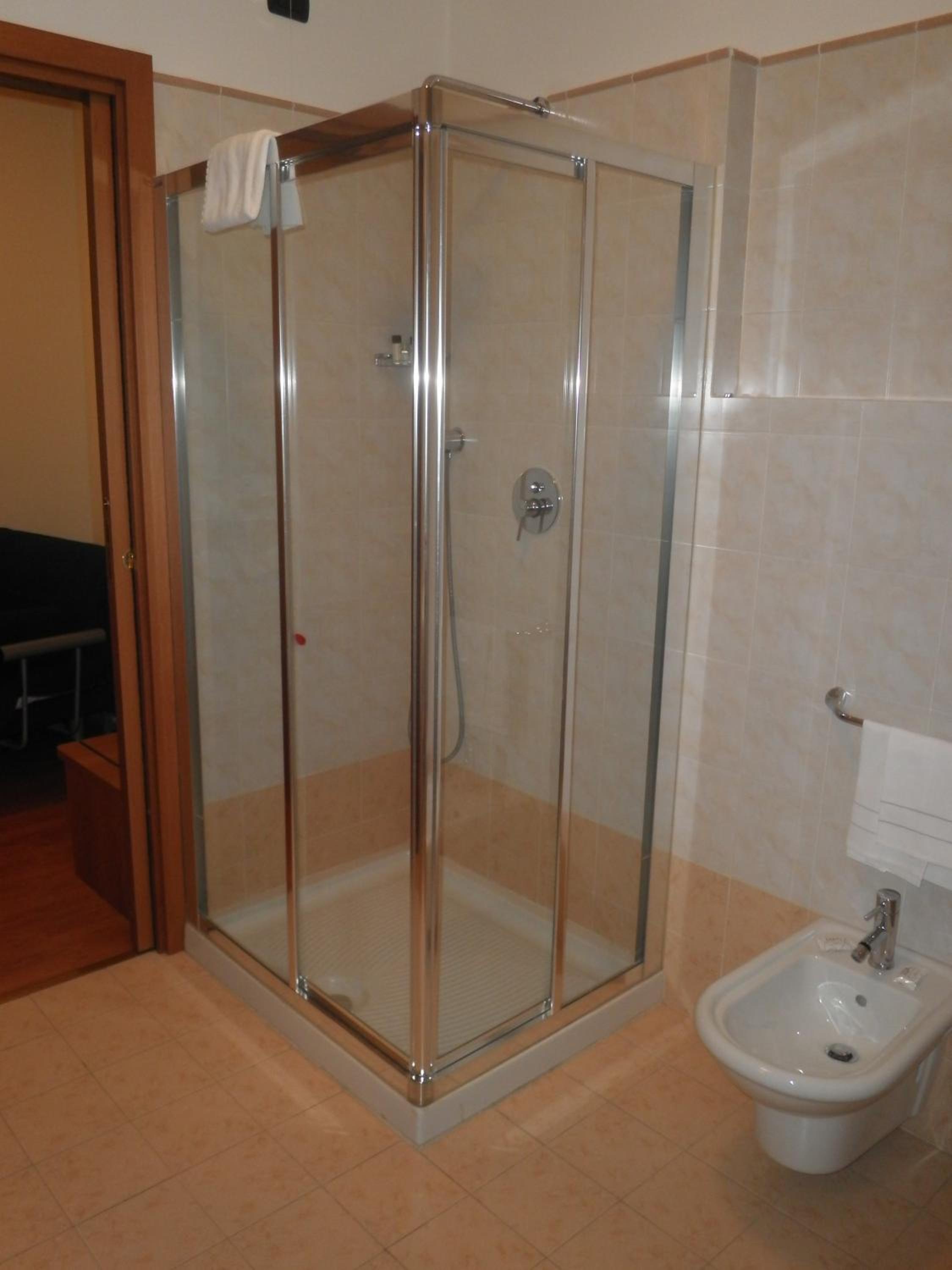 Double or Twin Room - Photo 4