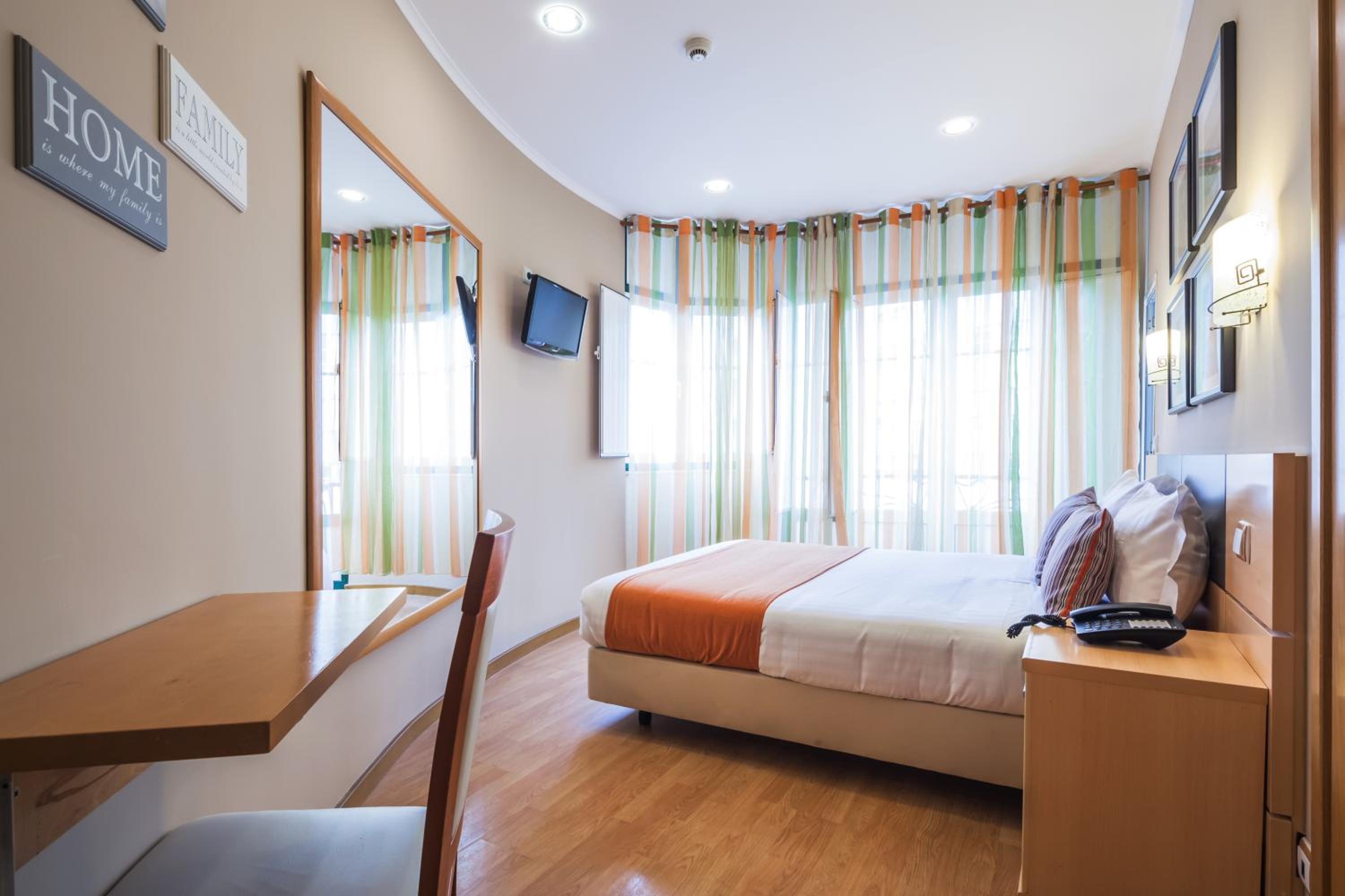 Standard Double Room - Photo 4