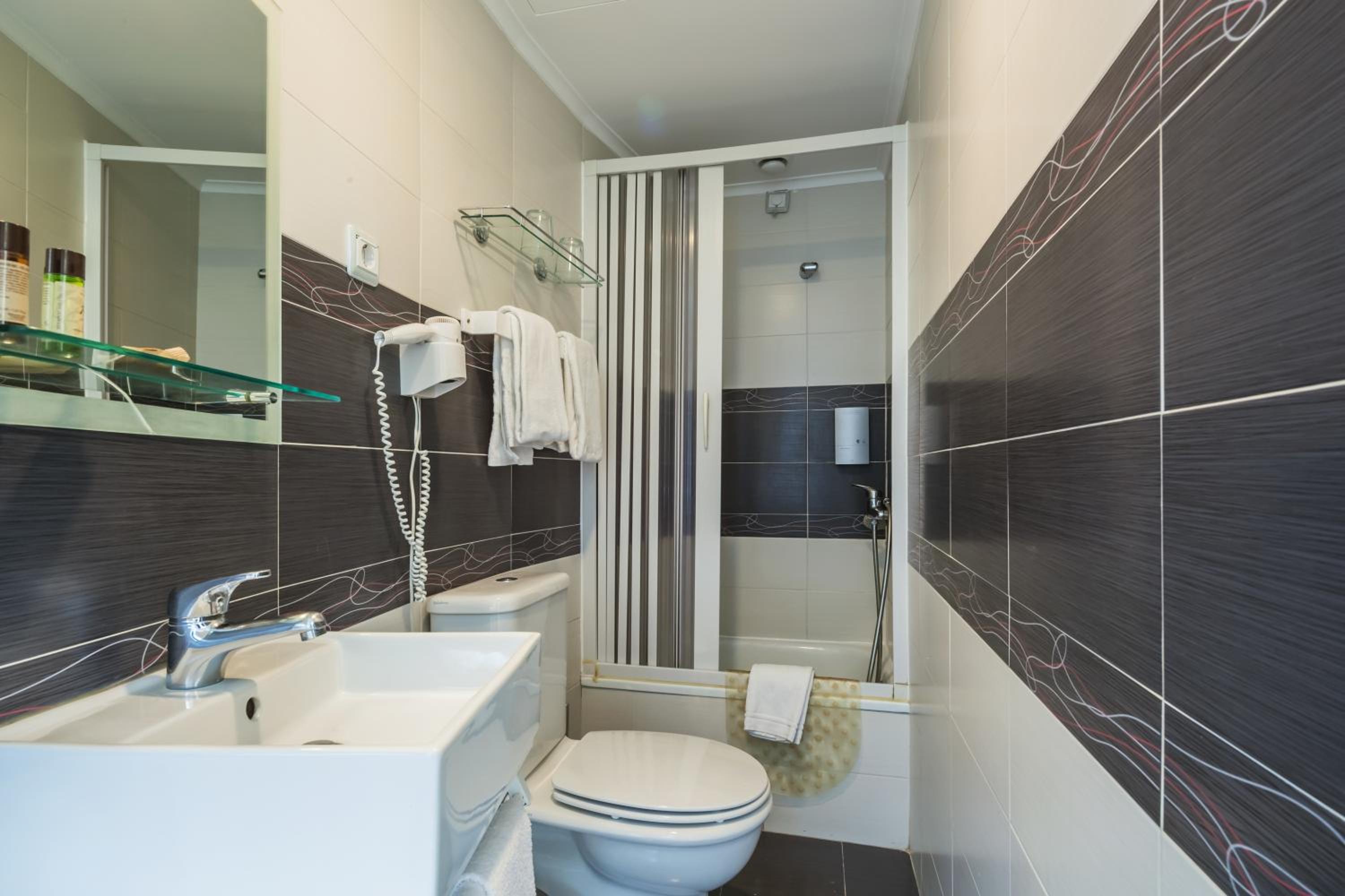 Standard Double Room - Photo 7