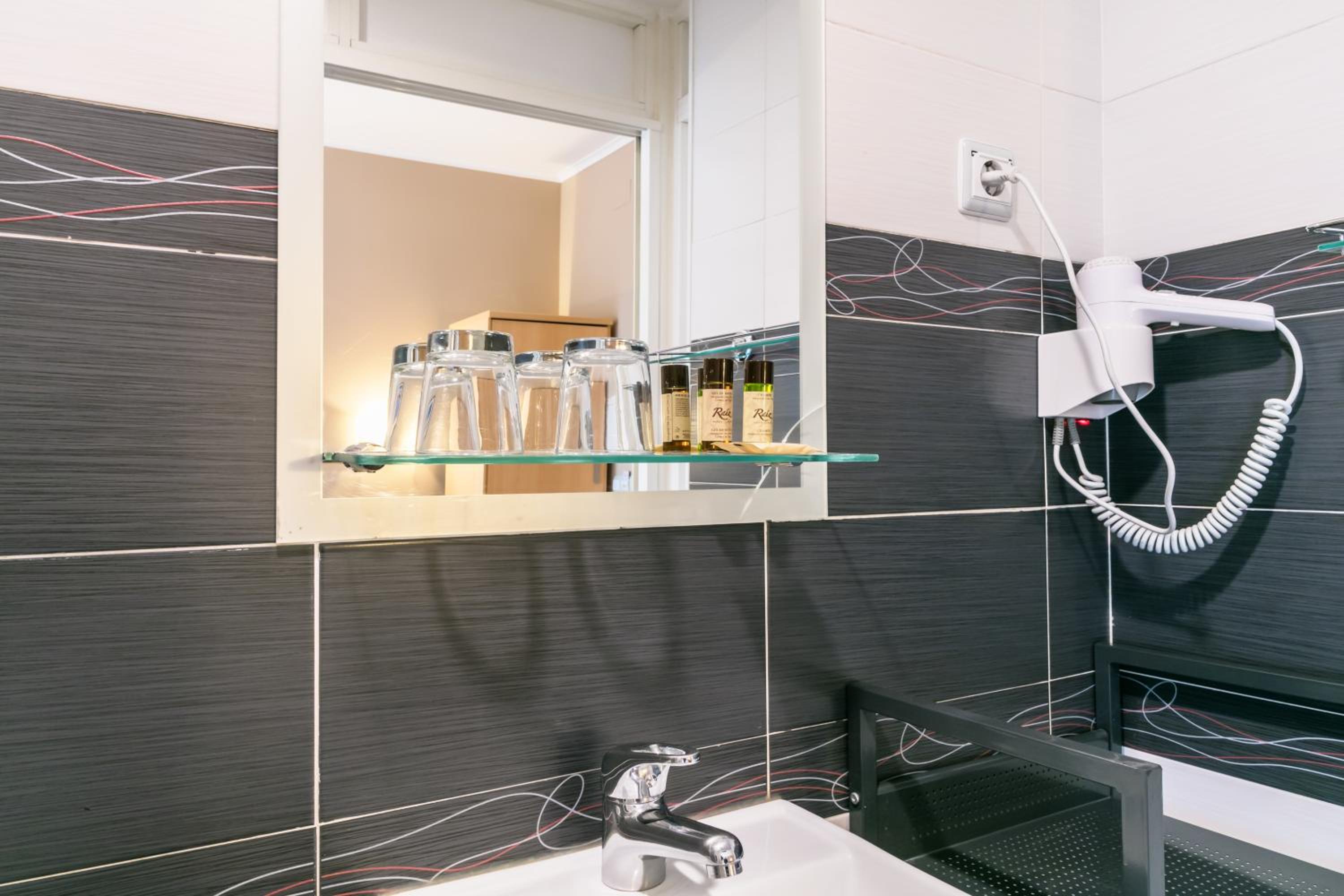 Standard Double Room - Photo 10
