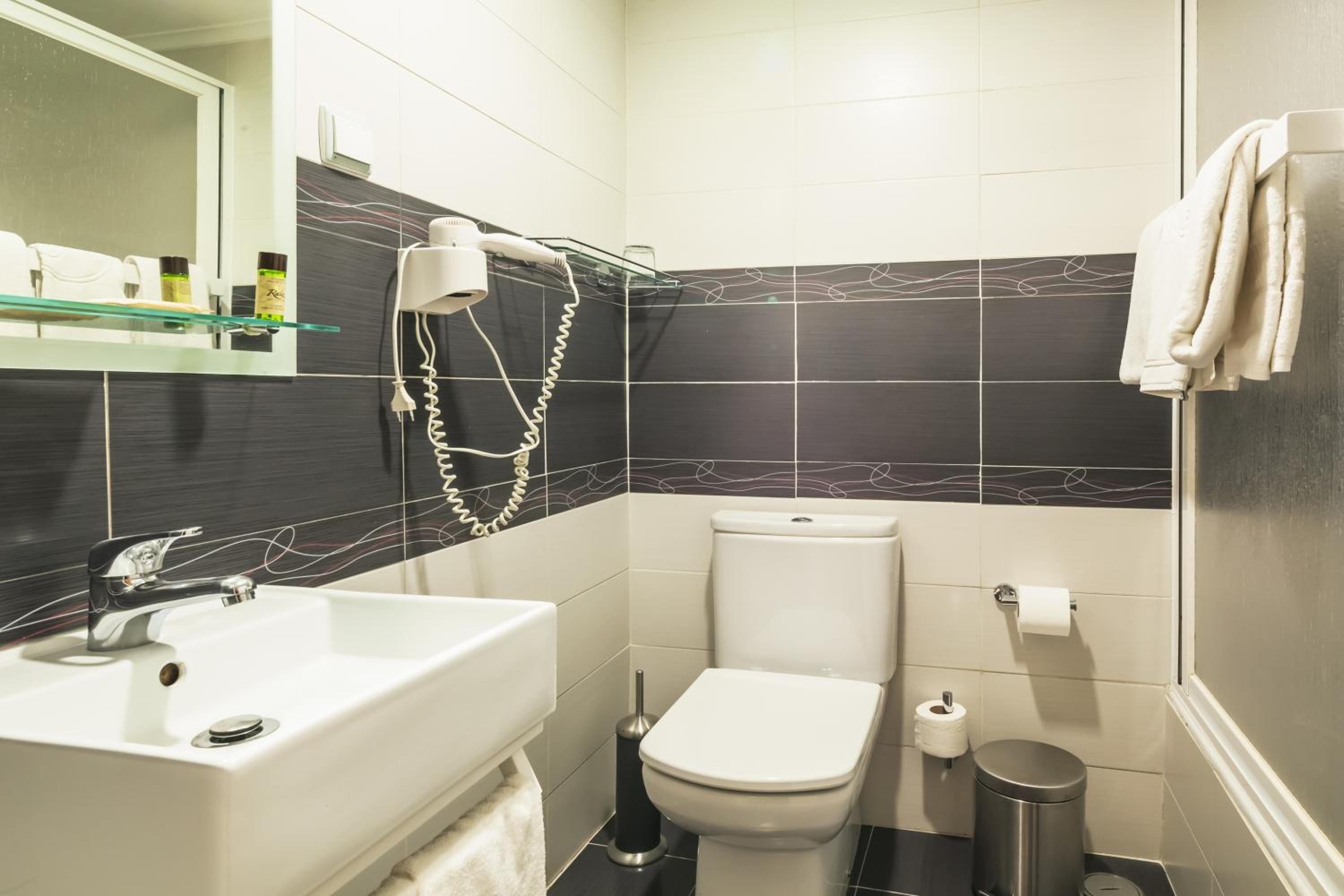 Standard Double Room - Photo 8