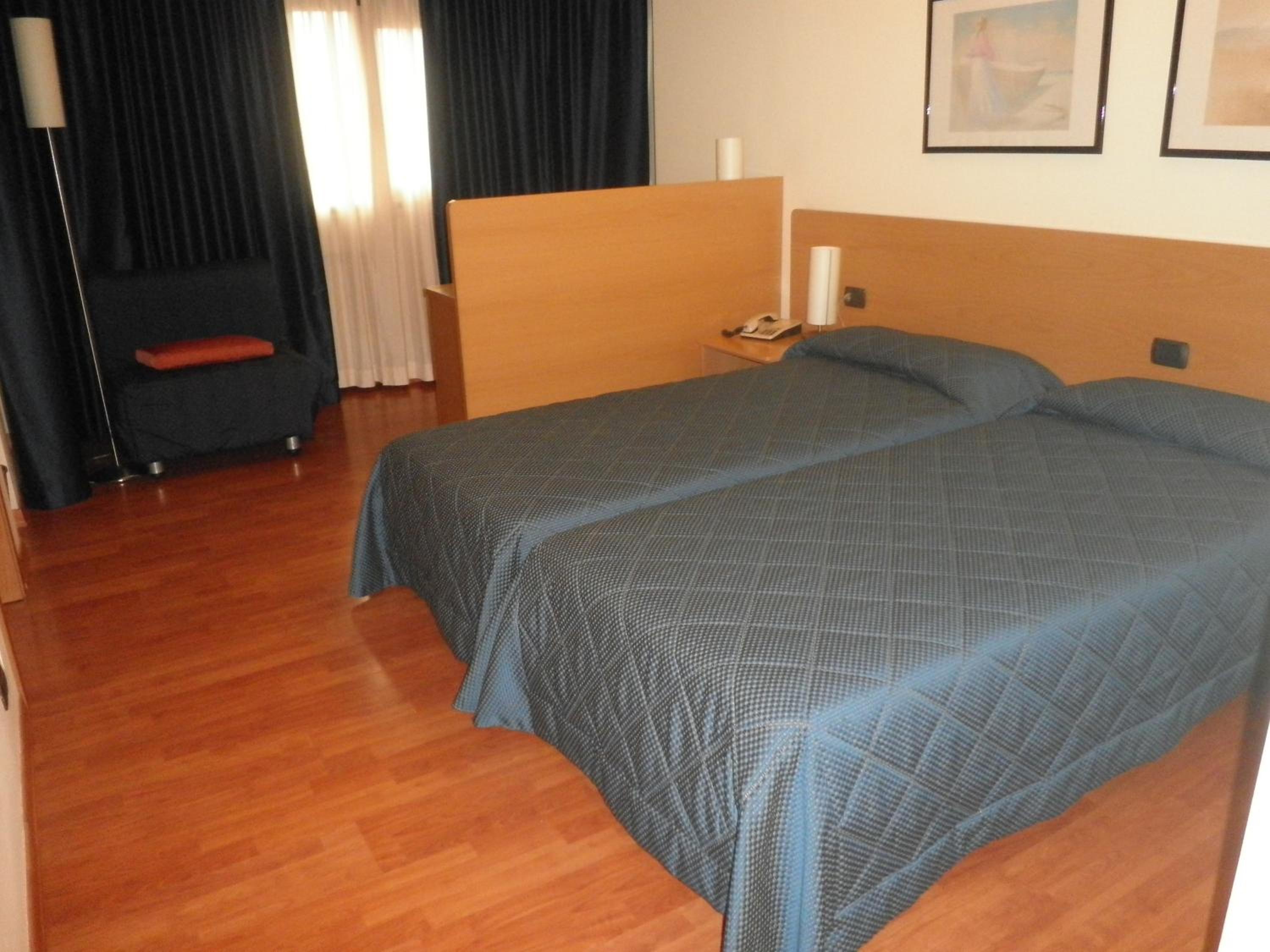 Double or Twin Room - Photo 5