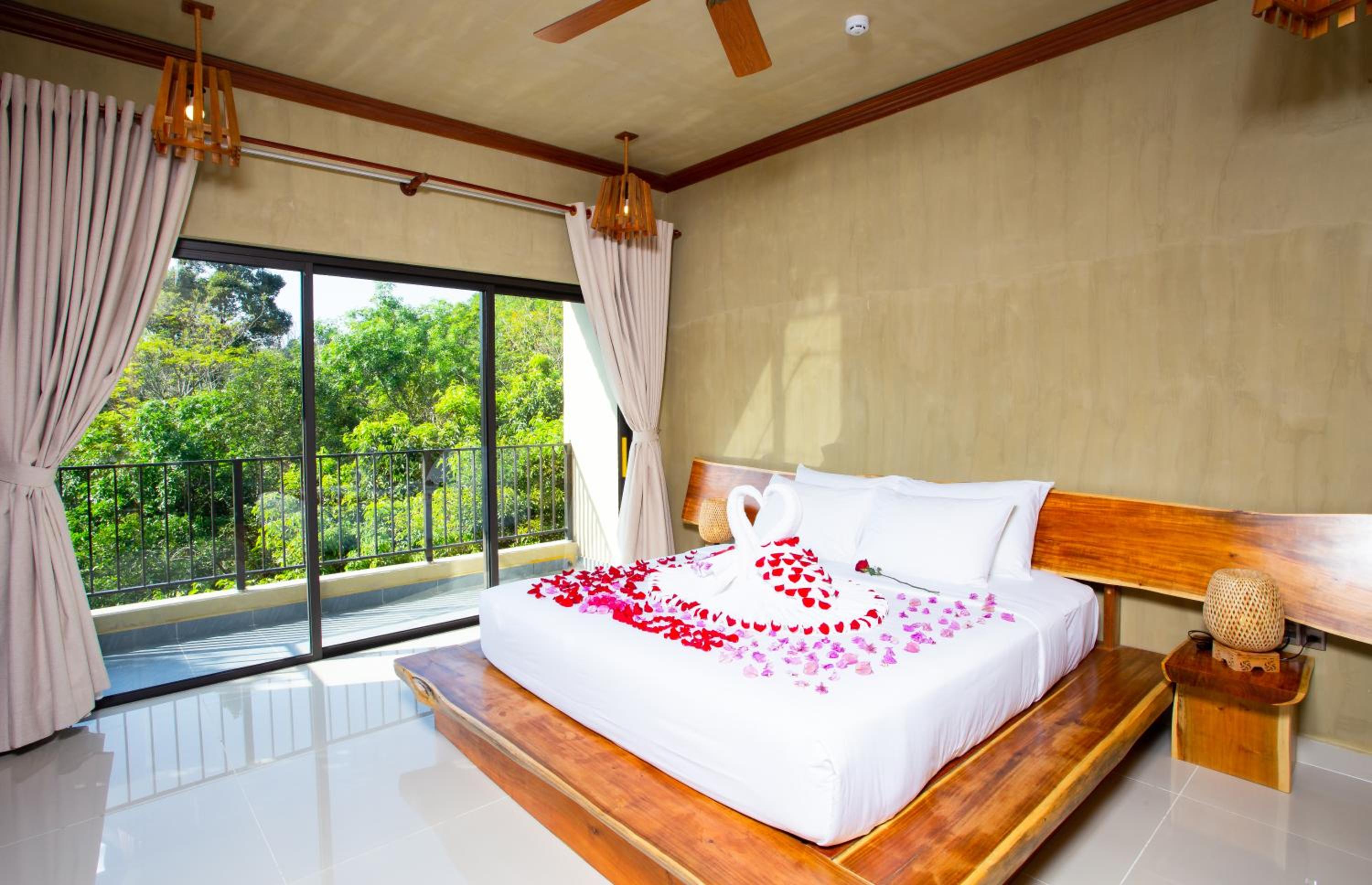 Luxury Two - Bedroom Apartment