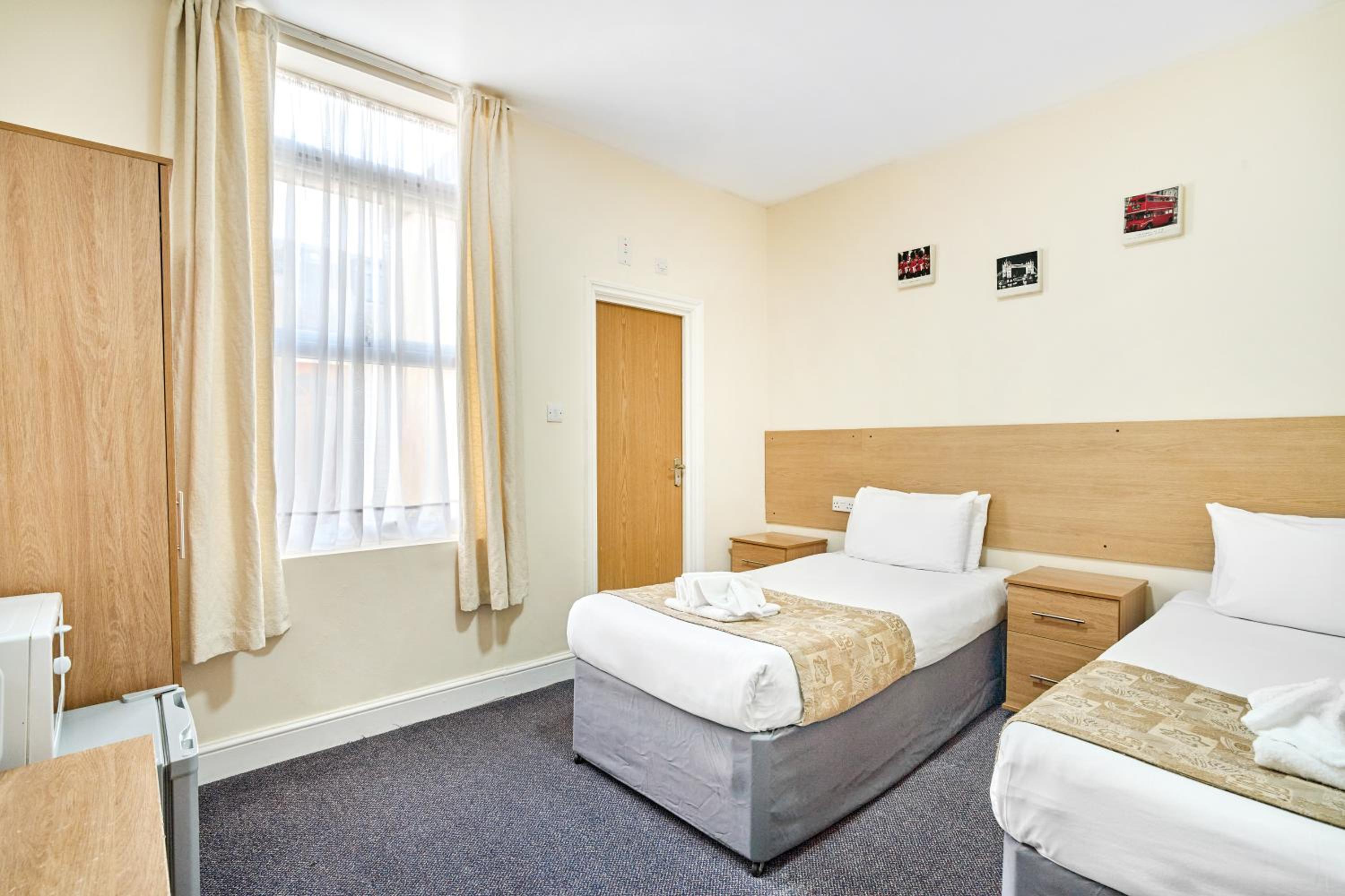 Twin Room - Photo 2