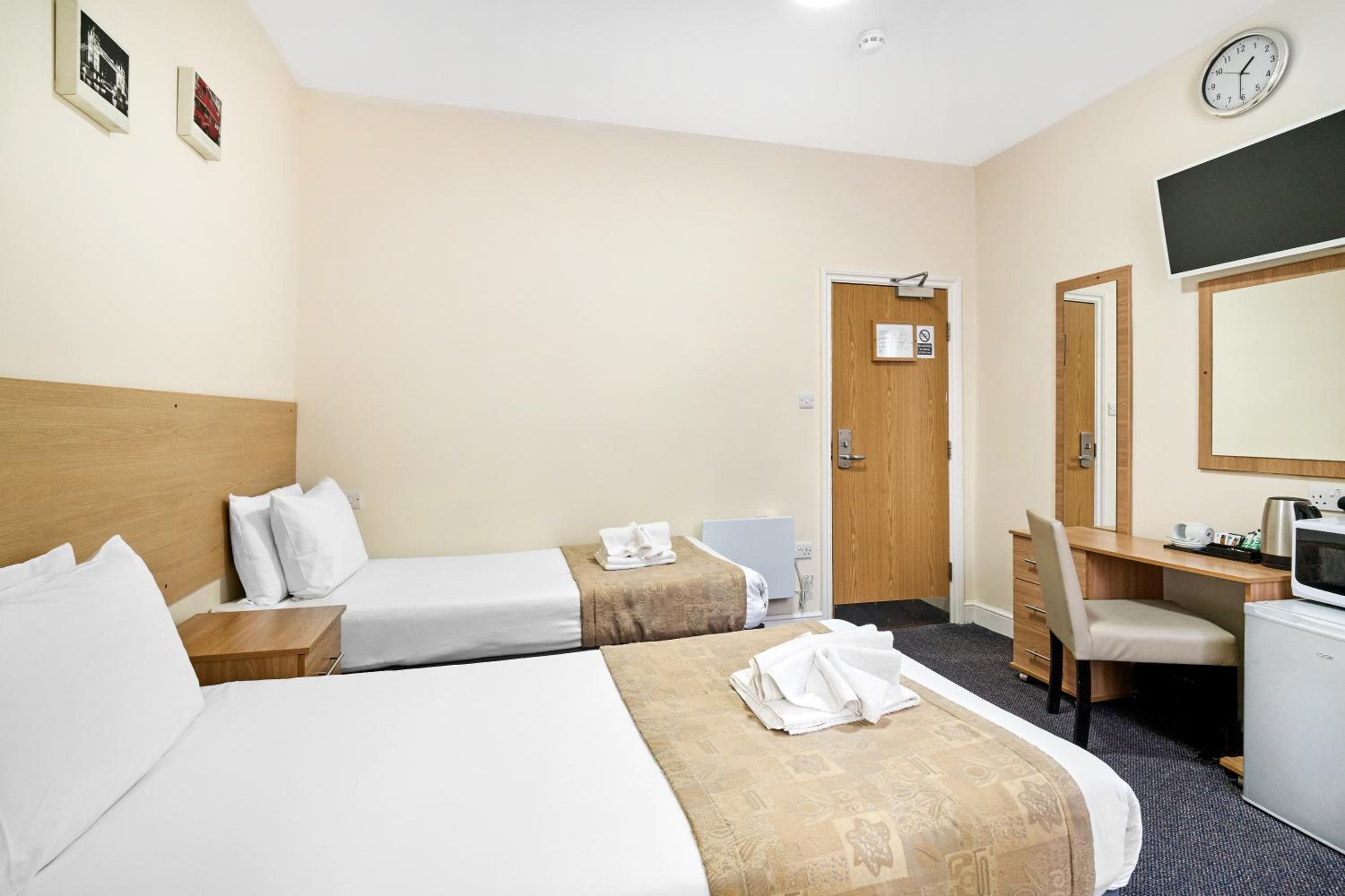 Twin Room - Photo 3