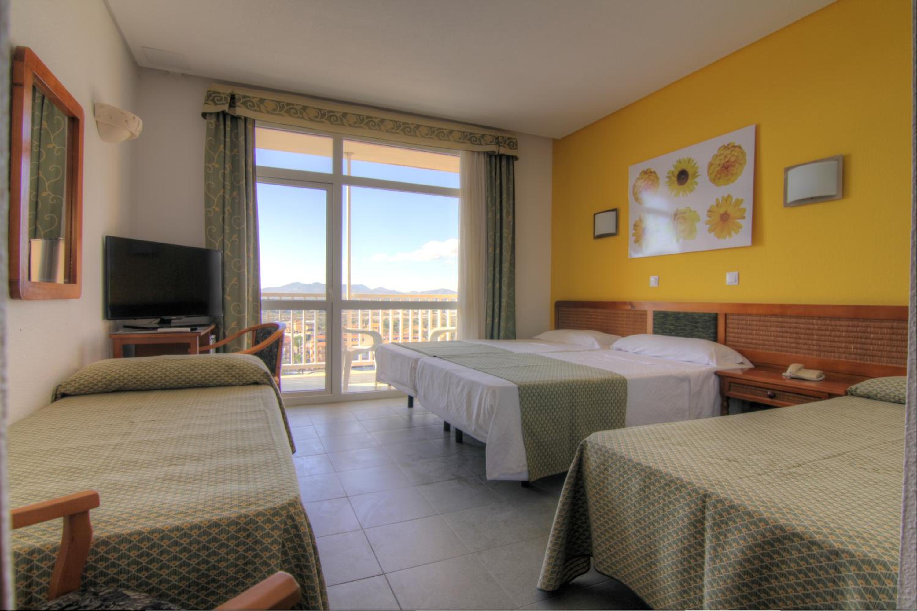 Habitación Doble Deluxe con Dos Camas Extras (2 Adultos + 2 Niños).