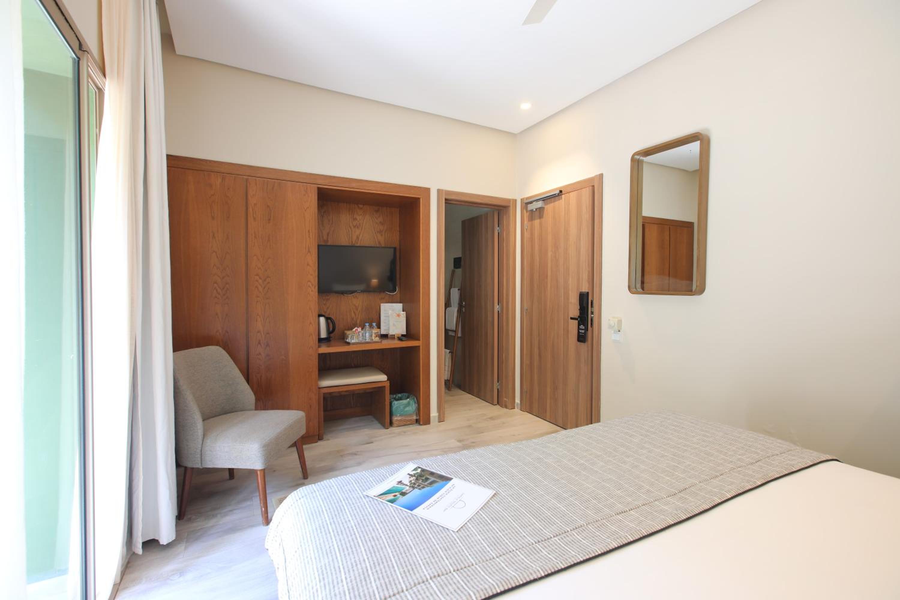 Deluxe Queen Room with Balcony - Non-Smoking - Photo 2