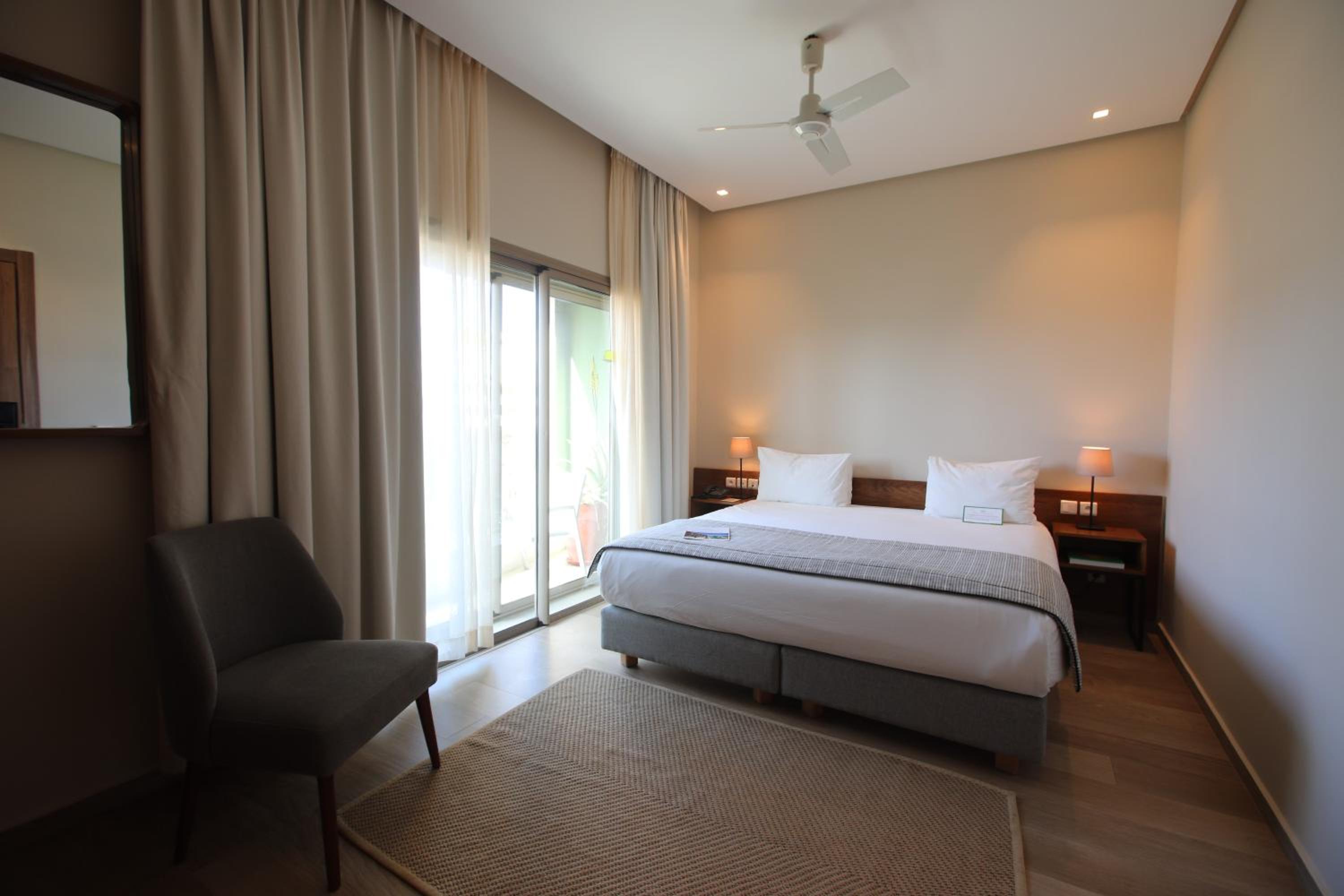 Deluxe Queen Room with Balcony - Non-Smoking - Photo 3