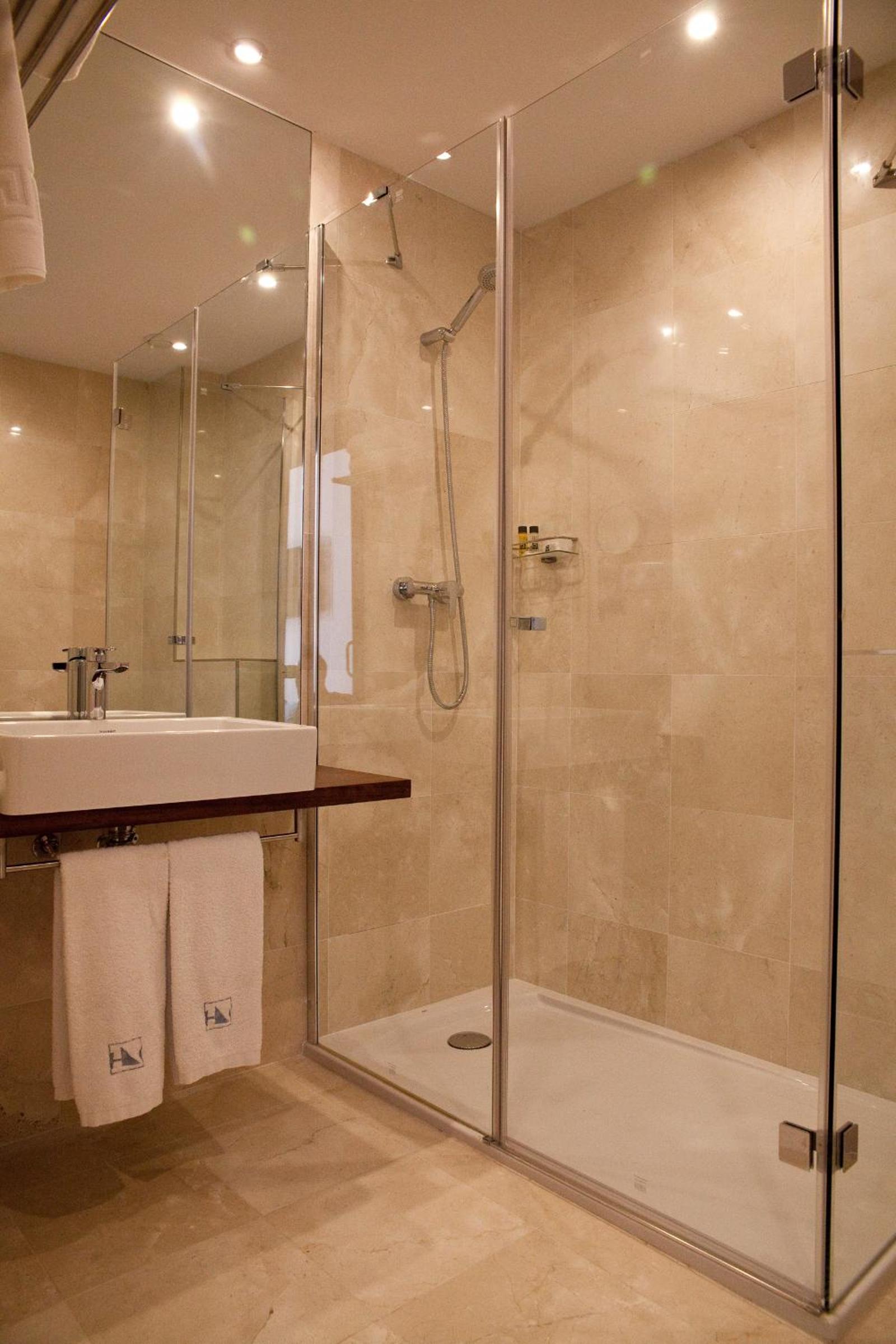 Superior Triple Room with Balcony photo 3