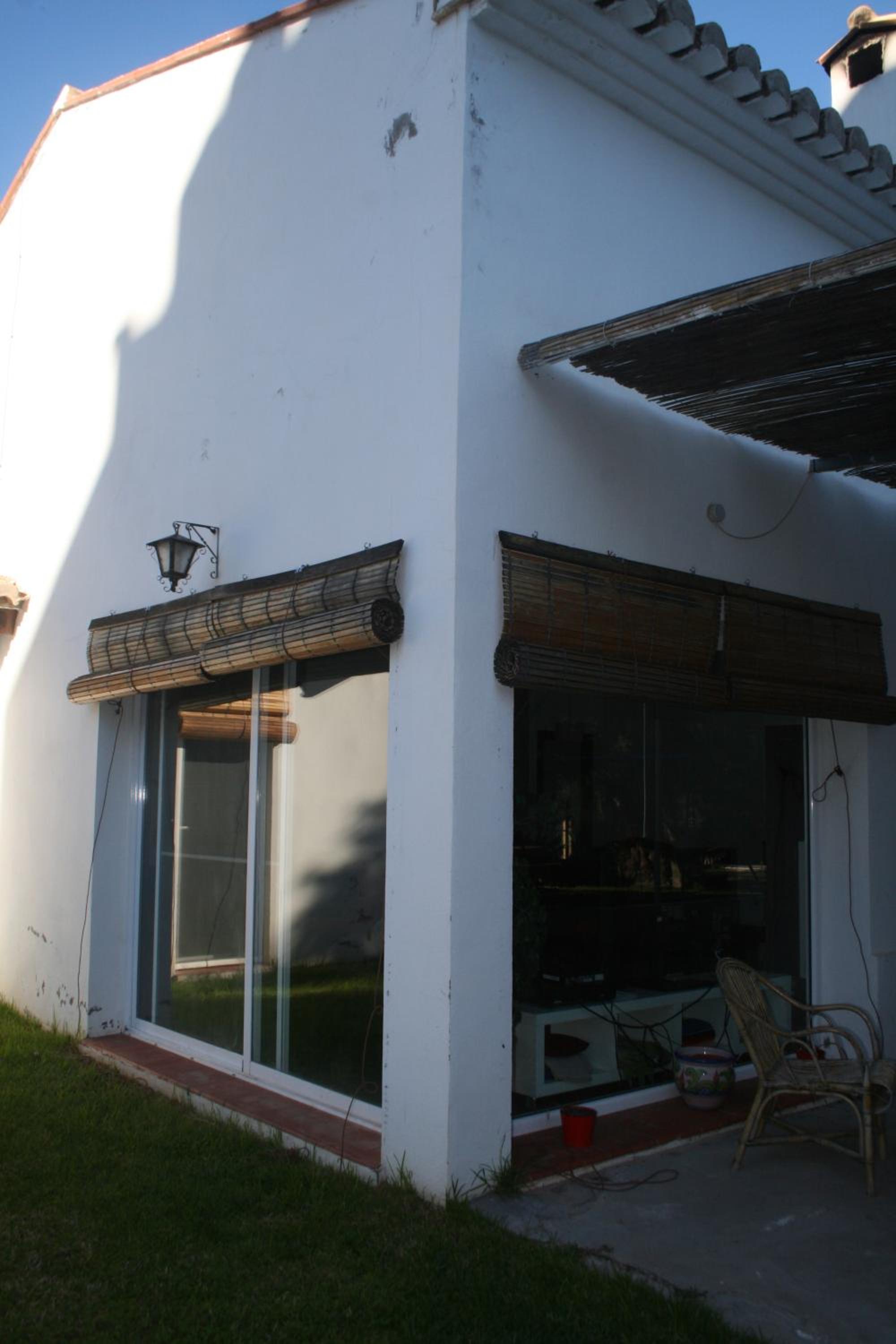 Eight-Bedroom House photo 3