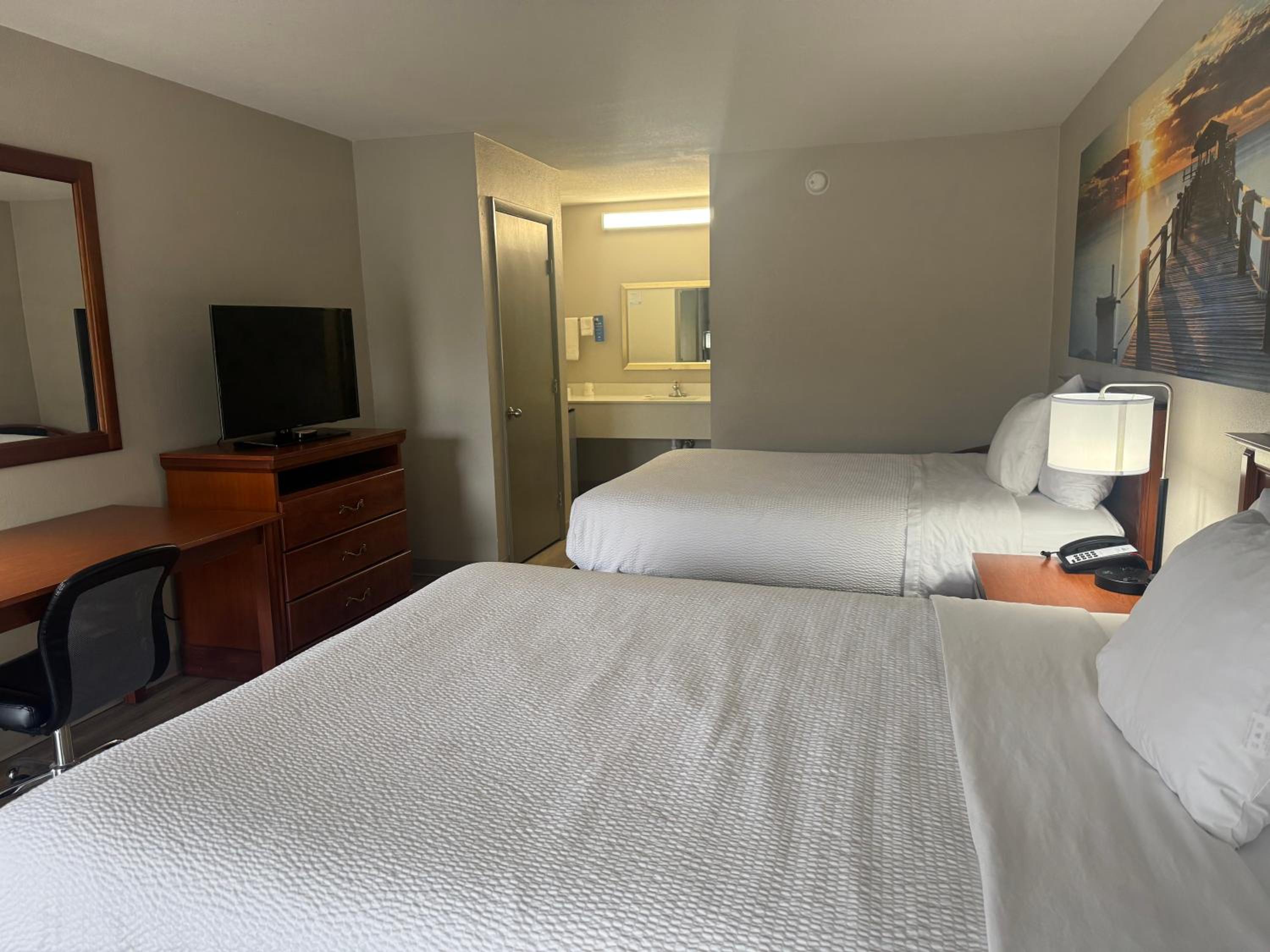 Queen Room with Two Queen Beds - Smoking - Photo 3