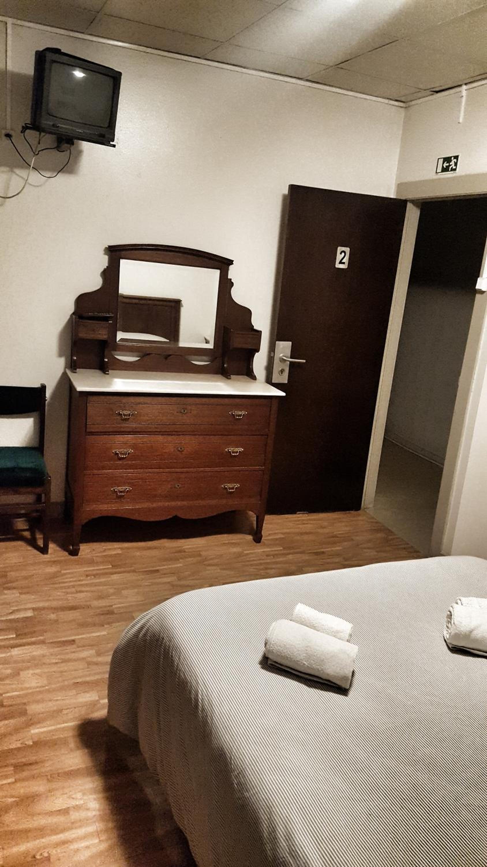Double Room with Private Bathroom - Photo 9
