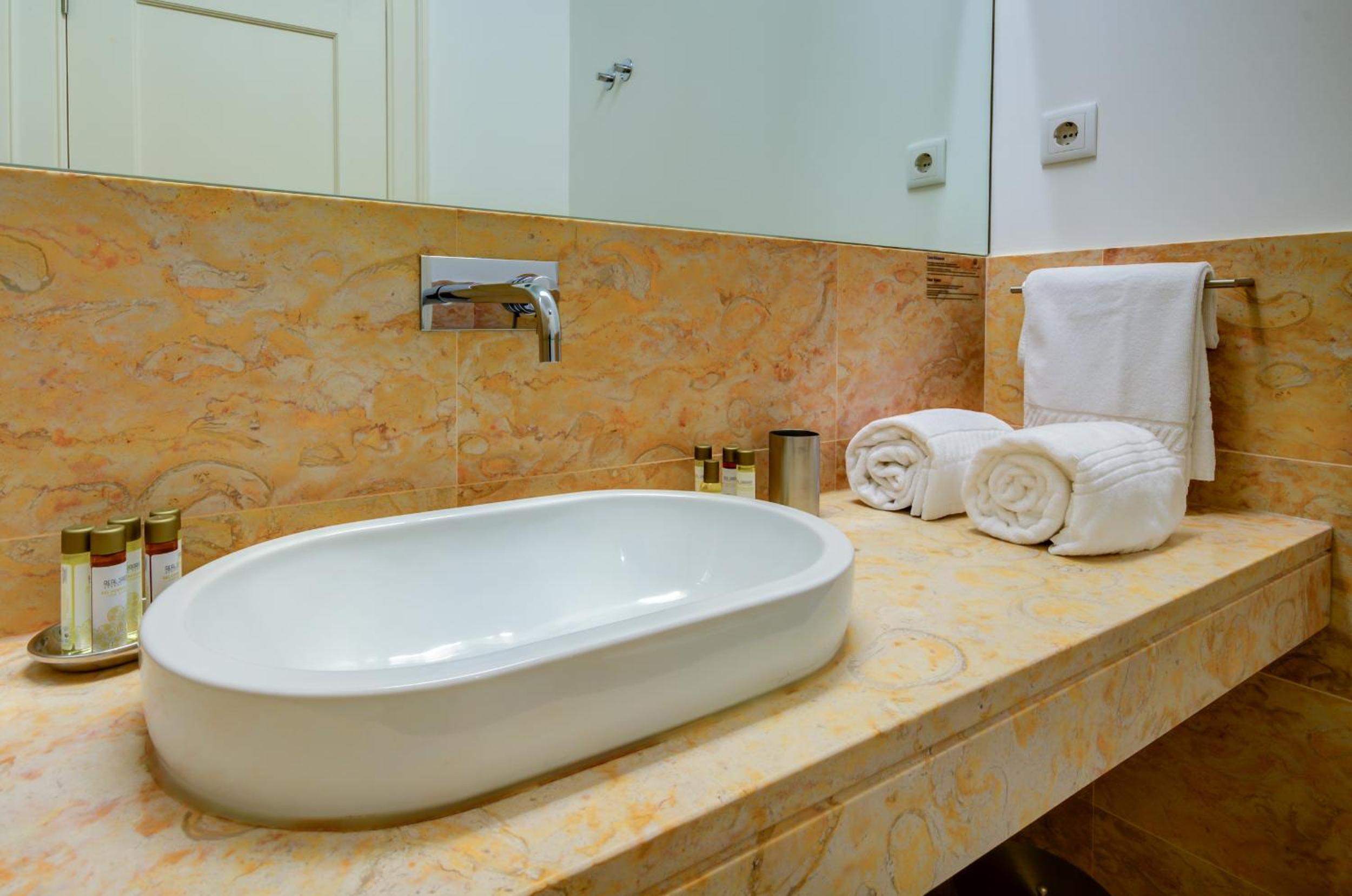 Superior Two-Bedroom Apartment (5 Adults) photo 2