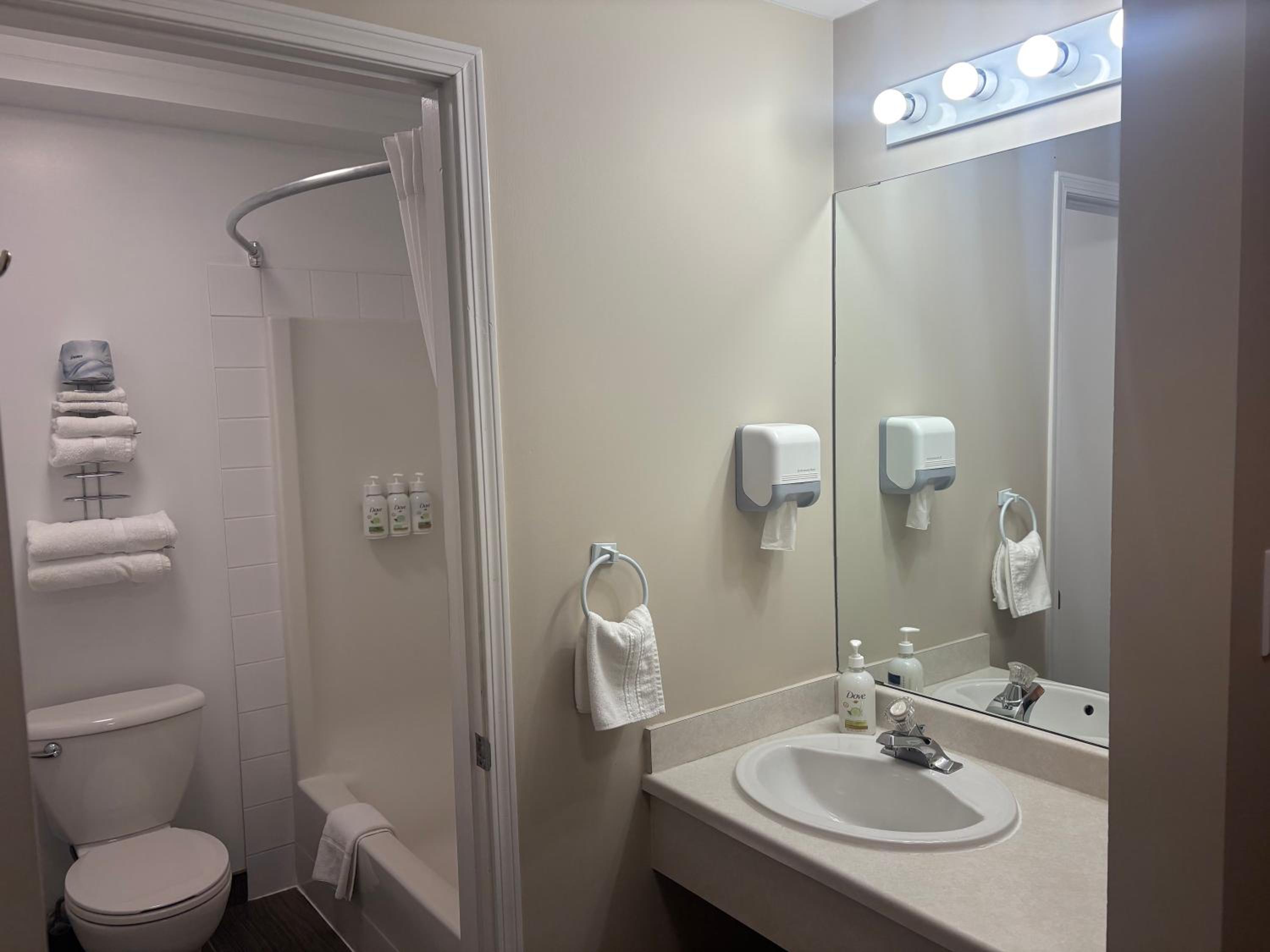 King Room with Kitchenette - Non-Smoking - Photo 4