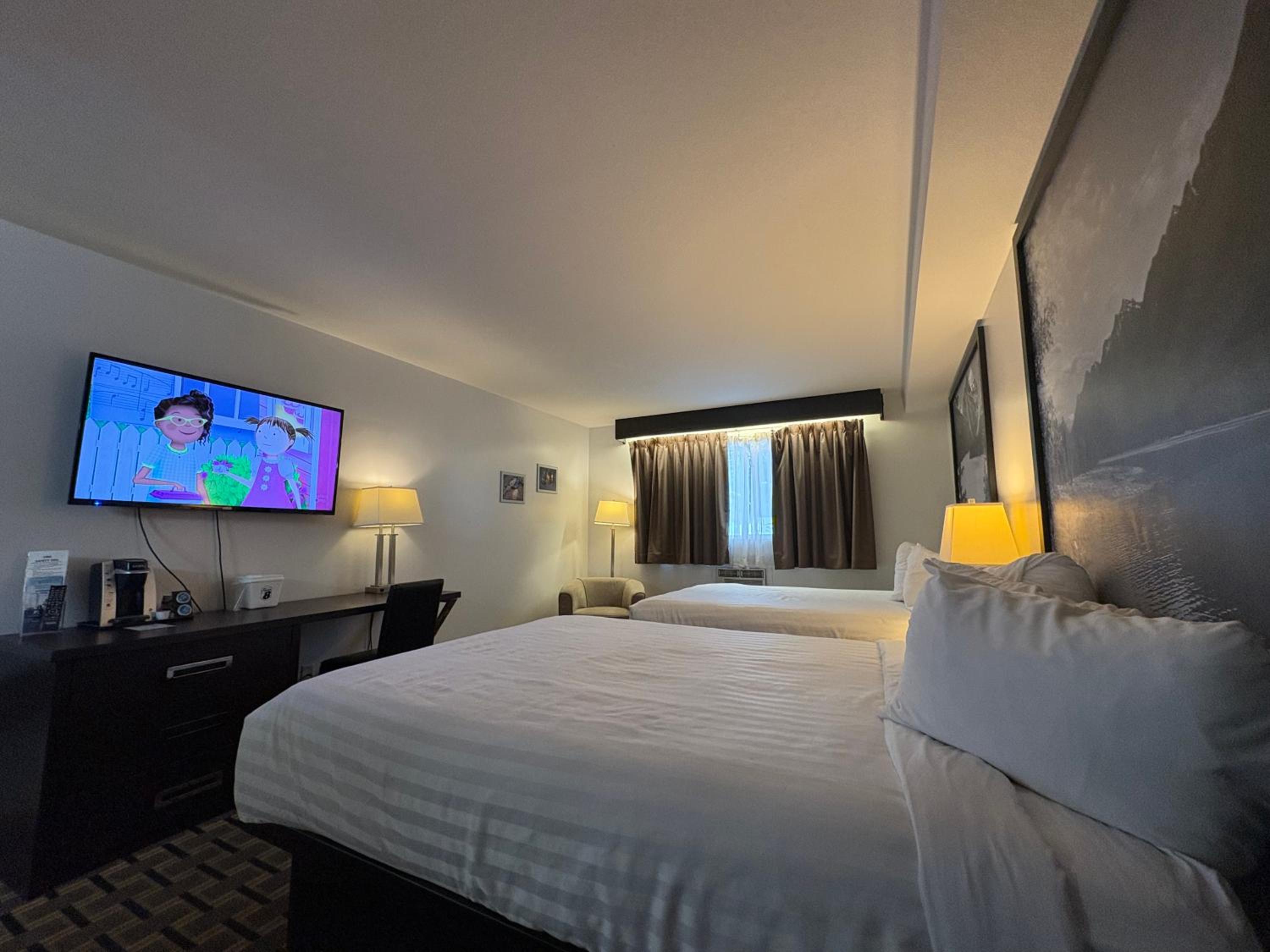 Queen Room with Two Queen Beds and Kitchenette - Non-Smoking photo 3