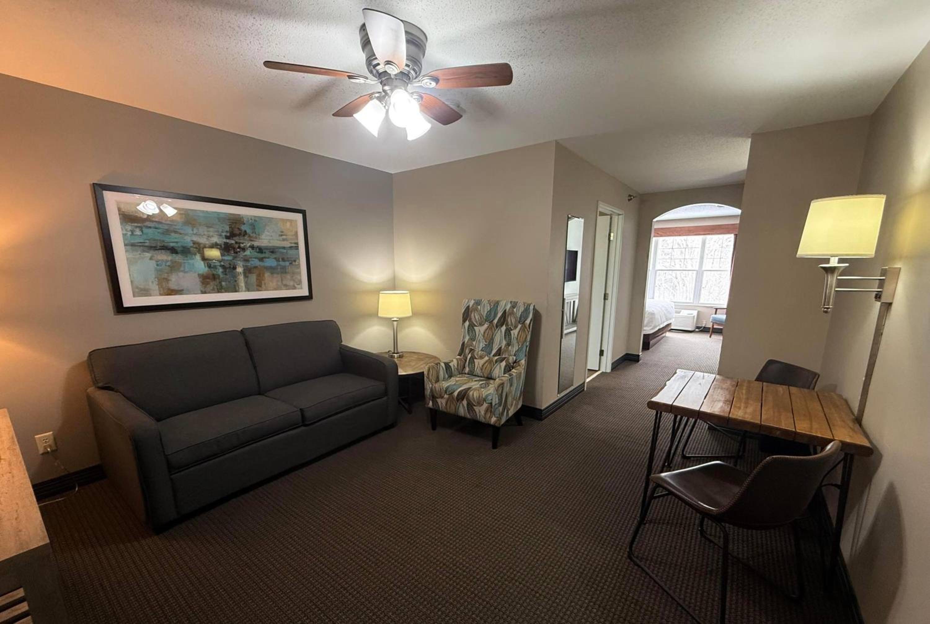 Premier King Suite - Non-Smoking - Photo 2