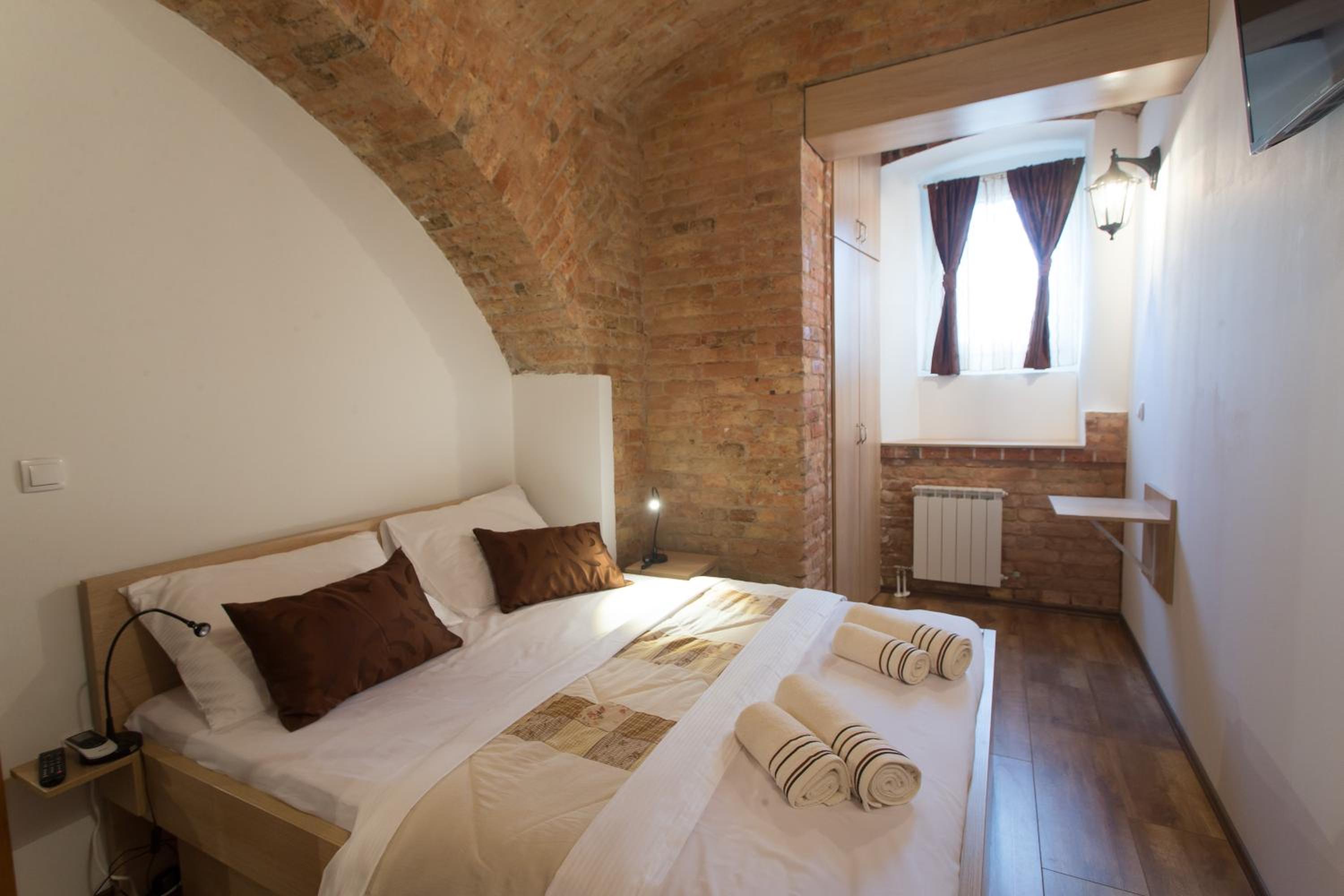 Large Double Room - Photo 1